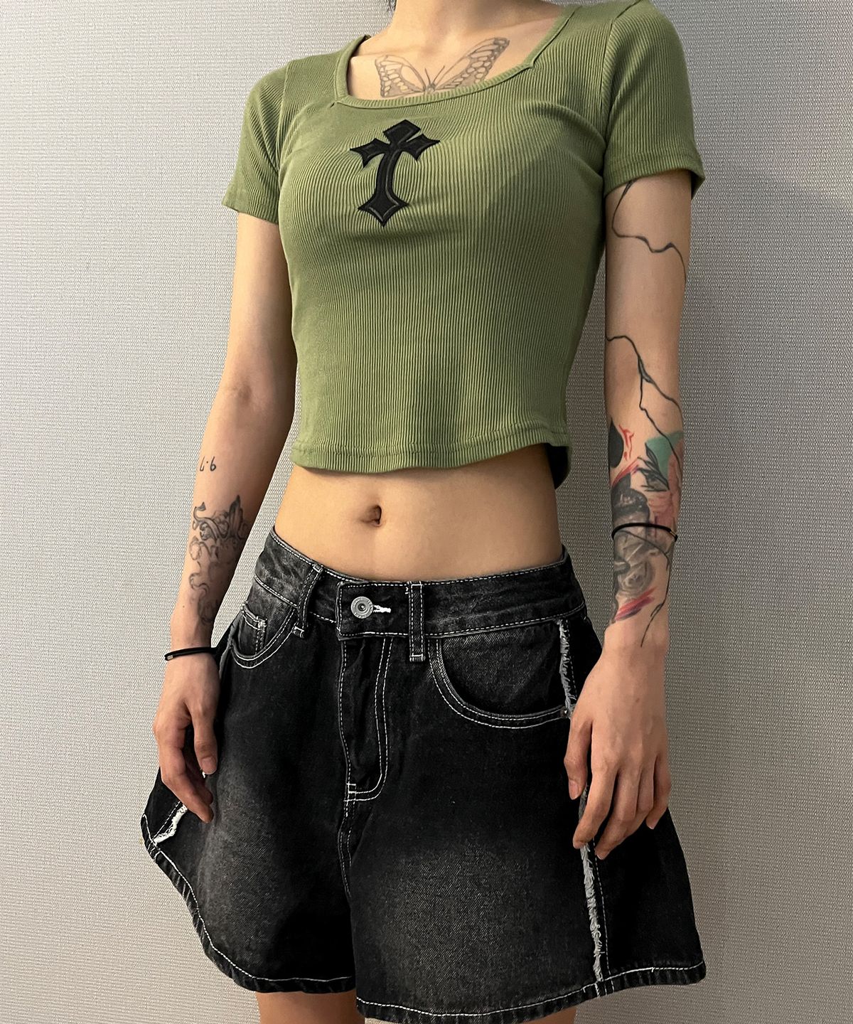 본슬리피(BORN SLIPPY) Cross Square Neck T-shirt (Green)