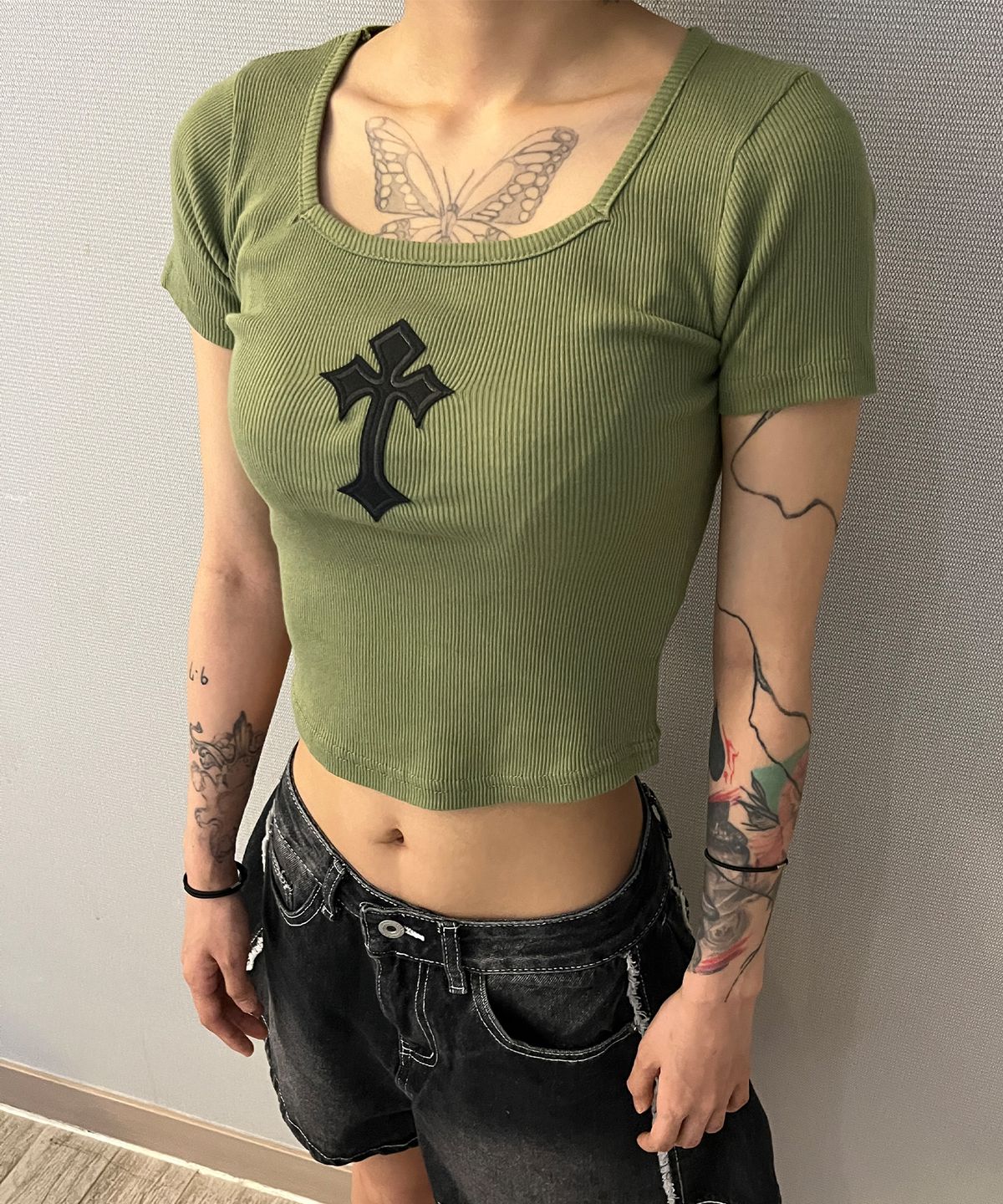 본슬리피(BORN SLIPPY) Cross Square Neck T-shirt (Green)