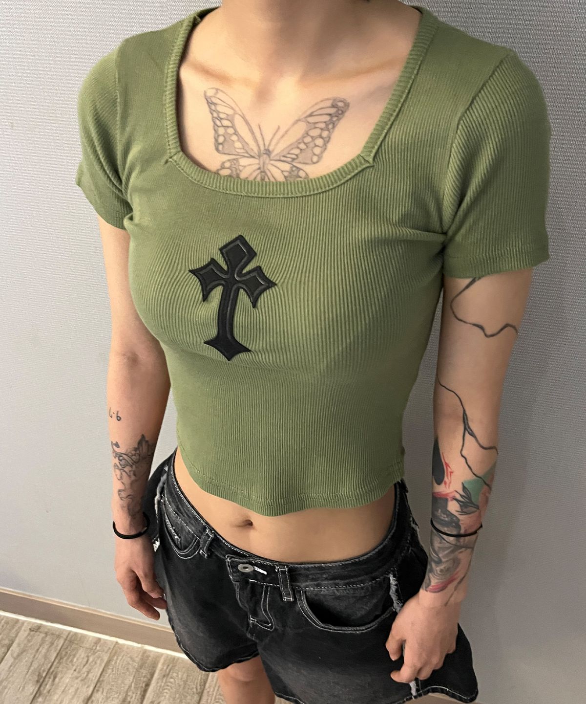 본슬리피(BORN SLIPPY) Cross Square Neck T-shirt (Green)