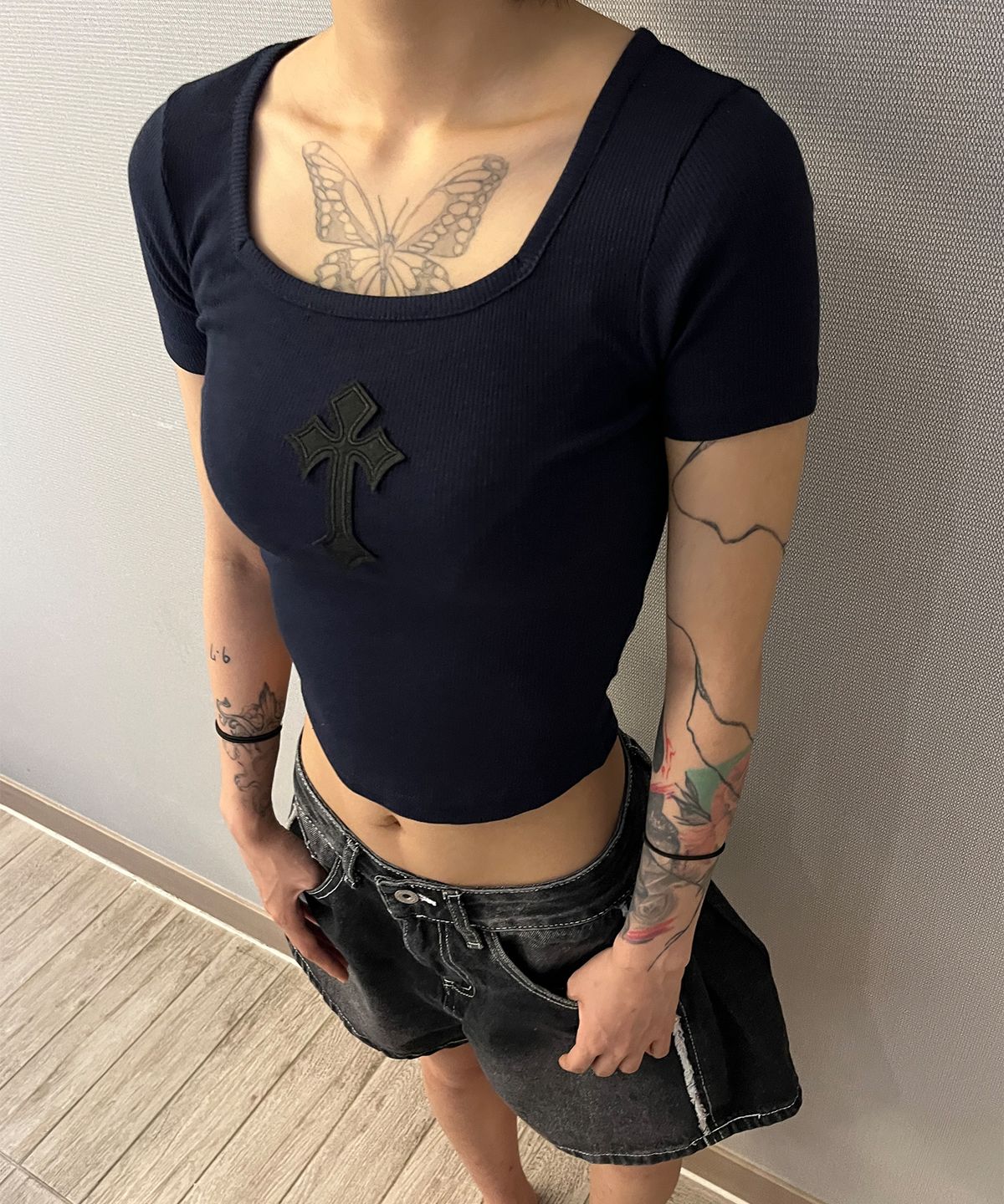 본슬리피(BORN SLIPPY) Cross Square Neck T-shirt (Navy)