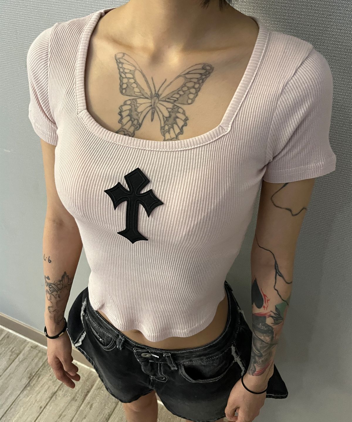 본슬리피(BORN SLIPPY) Cross Square Neck T-shirt (Pink)