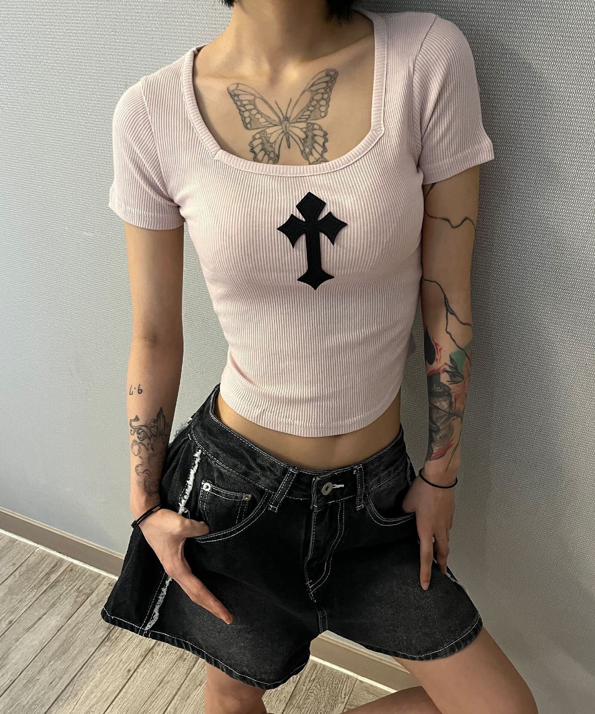 본슬리피(BORN SLIPPY) Cross Square Neck T-shirt (Pink)