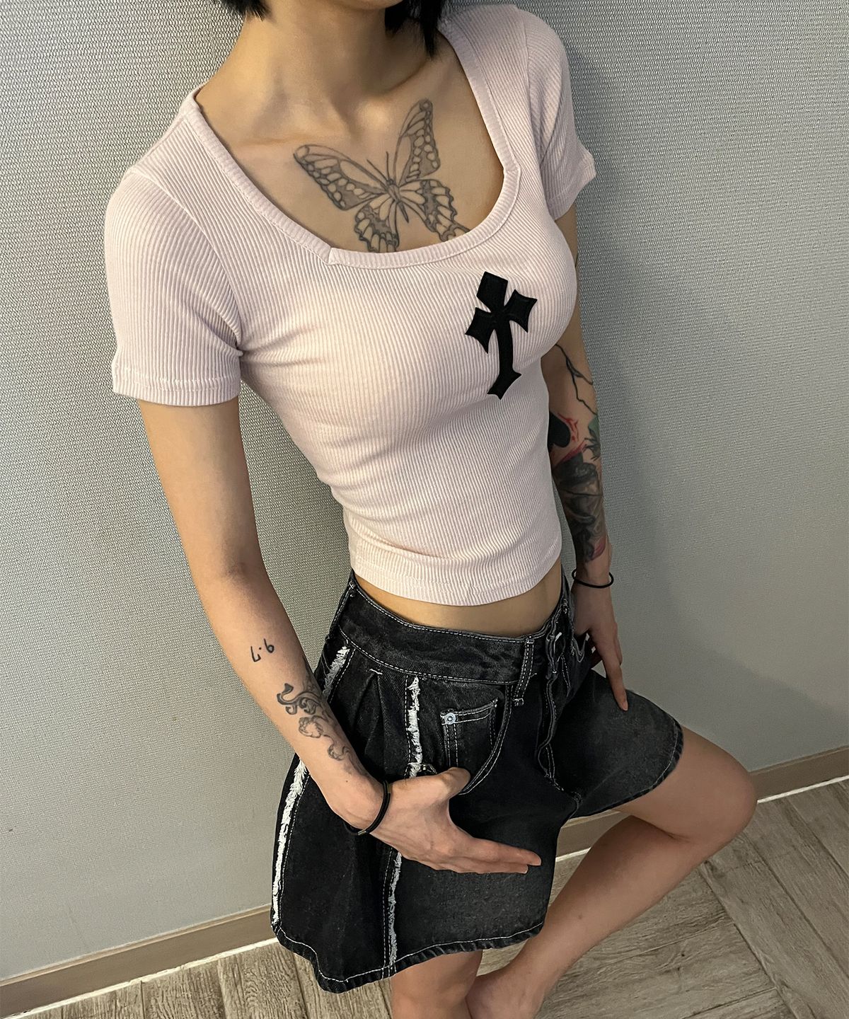 본슬리피(BORN SLIPPY) Cross Square Neck T-shirt (Pink)