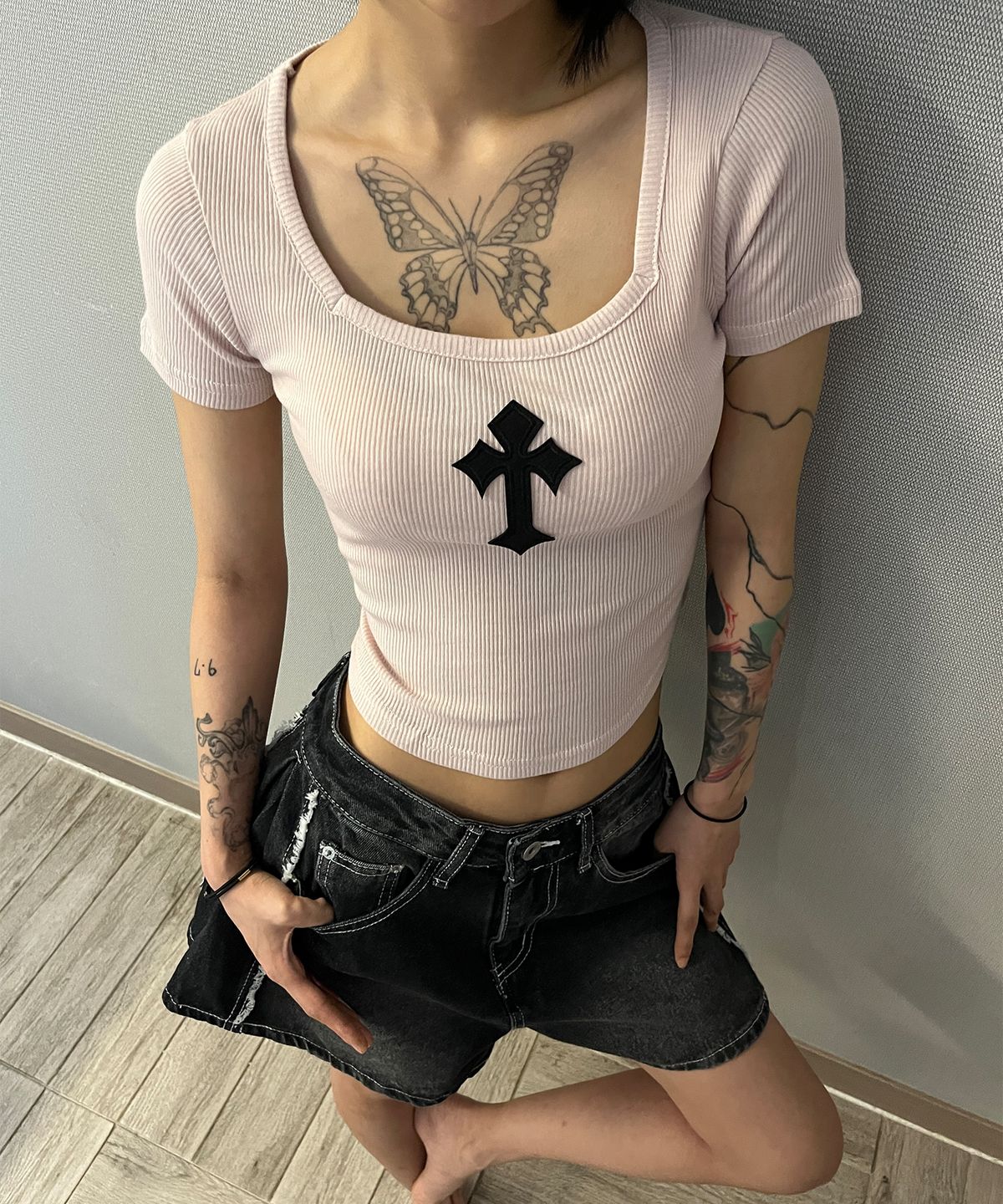 본슬리피(BORN SLIPPY) Cross Square Neck T-shirt (Pink)