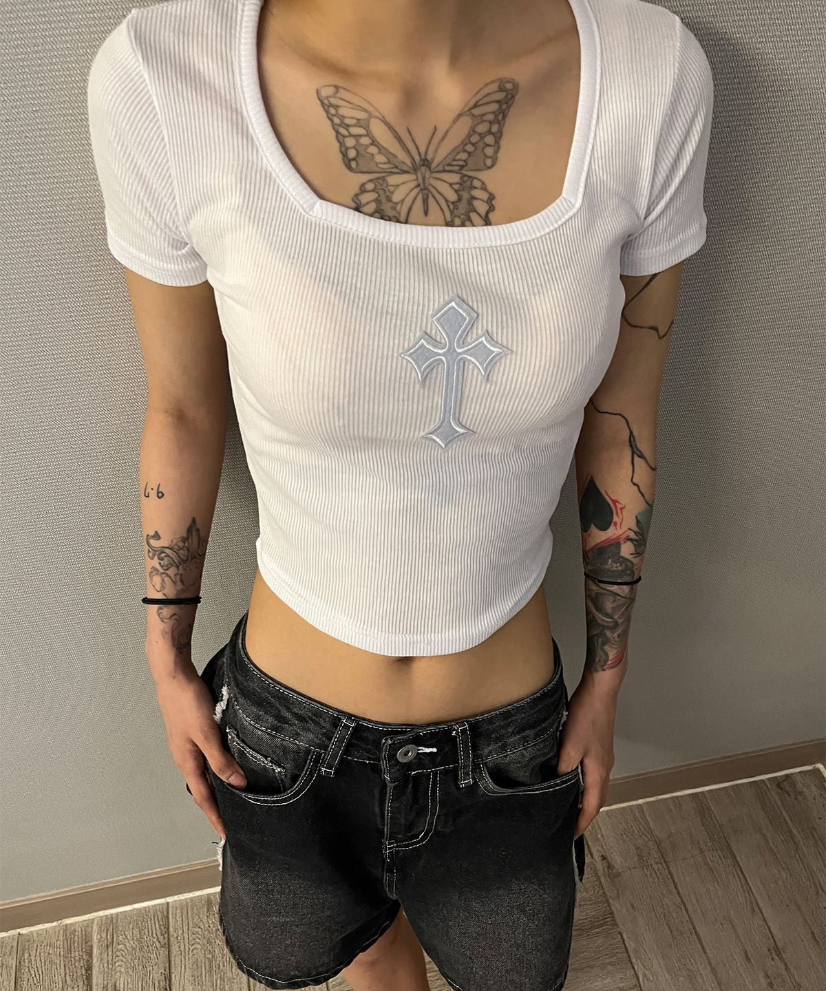 본슬리피(BORN SLIPPY) Cross Square Neck T-shirt (White)