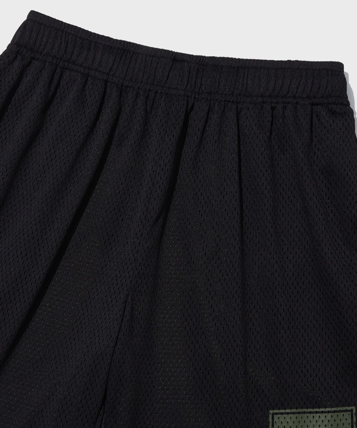 아웃스탠딩(OUTSTANDING) REVERSIBLE MESH SHORTS_BLACK/OLIVE