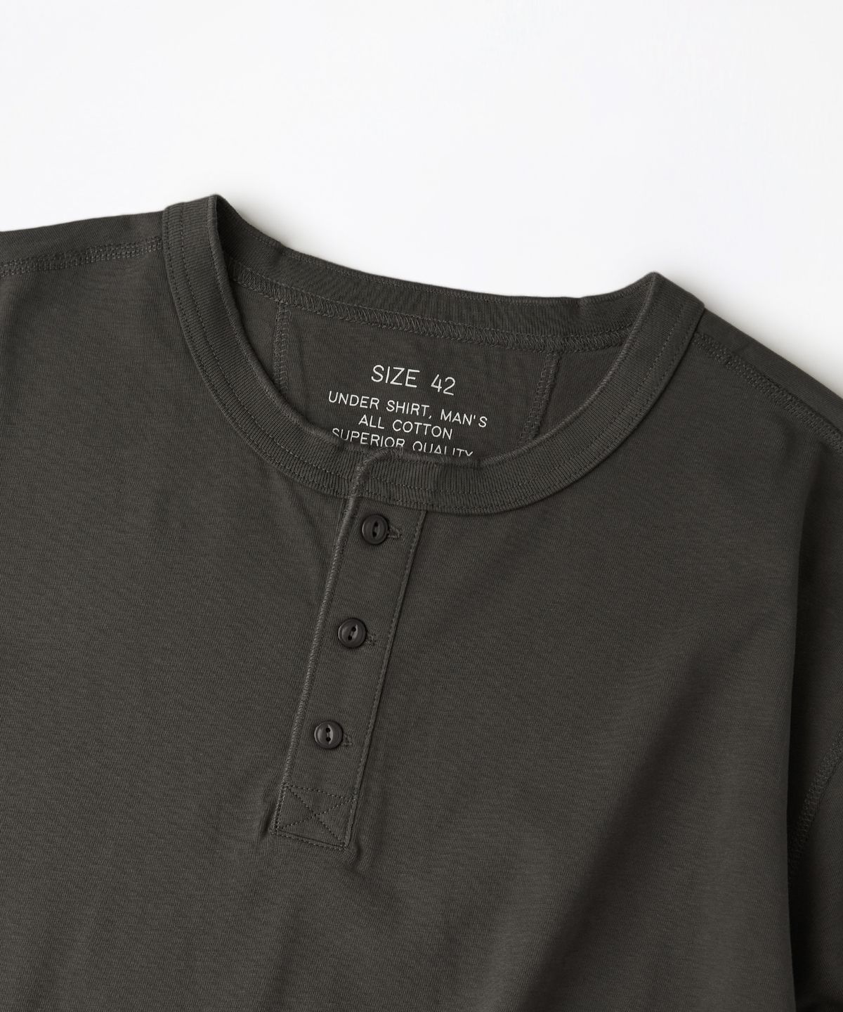 아웃스탠딩(OUTSTANDING) HENLEY NECK HALF SLEEVE TEE_CHARCOAL