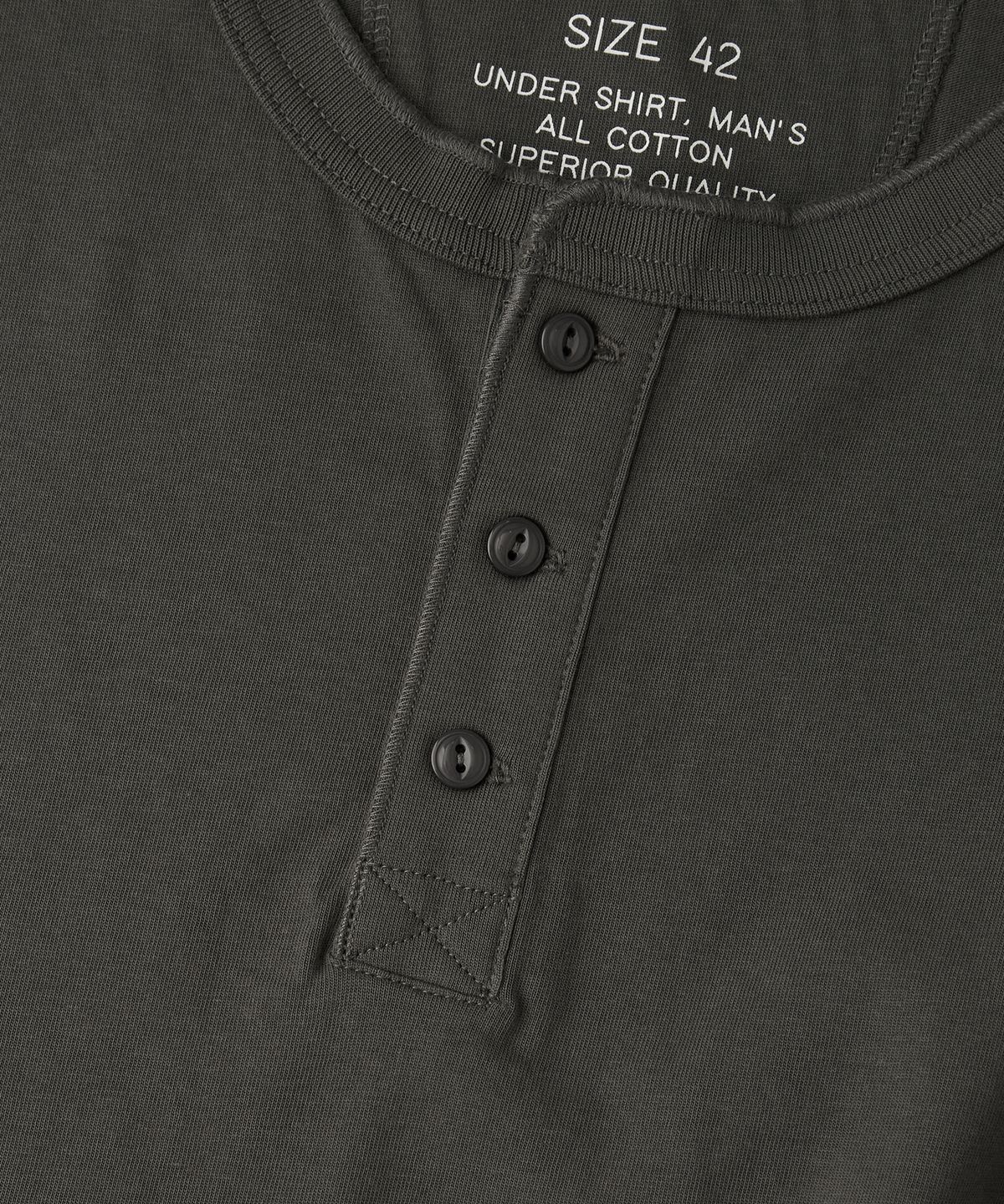 아웃스탠딩(OUTSTANDING) HENLEY NECK HALF SLEEVE TEE_CHARCOAL