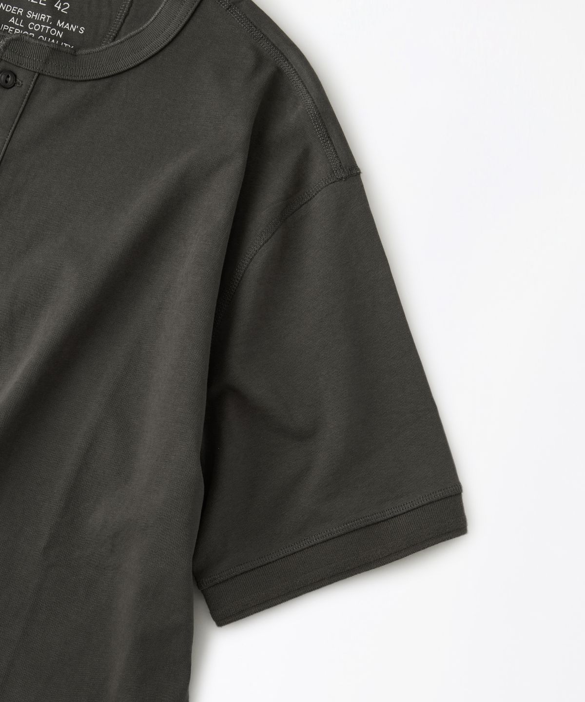 아웃스탠딩(OUTSTANDING) HENLEY NECK HALF SLEEVE TEE_CHARCOAL