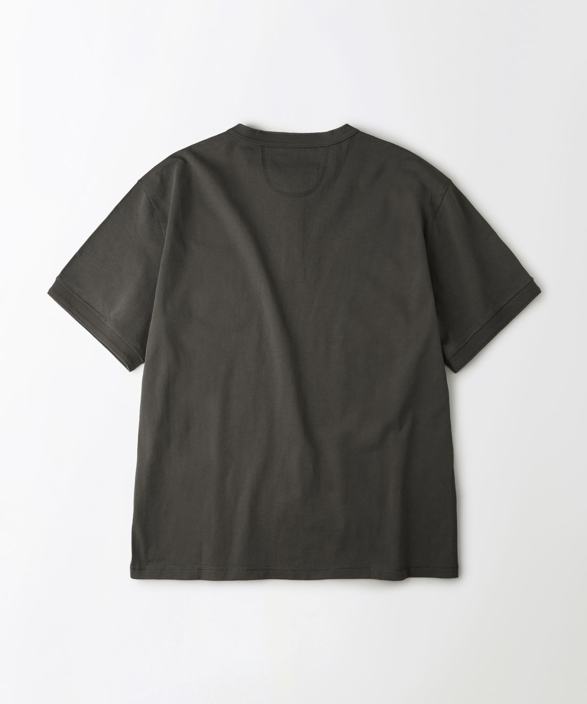 아웃스탠딩(OUTSTANDING) HENLEY NECK HALF SLEEVE TEE_CHARCOAL