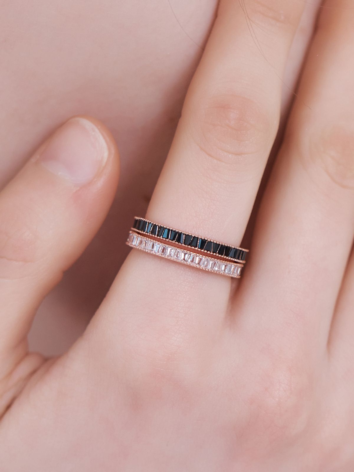 엘르주얼리(ELLEJEWELRY) 화이트 블랙 스톤 레이어드 링 2종 세트 ELBRWR146