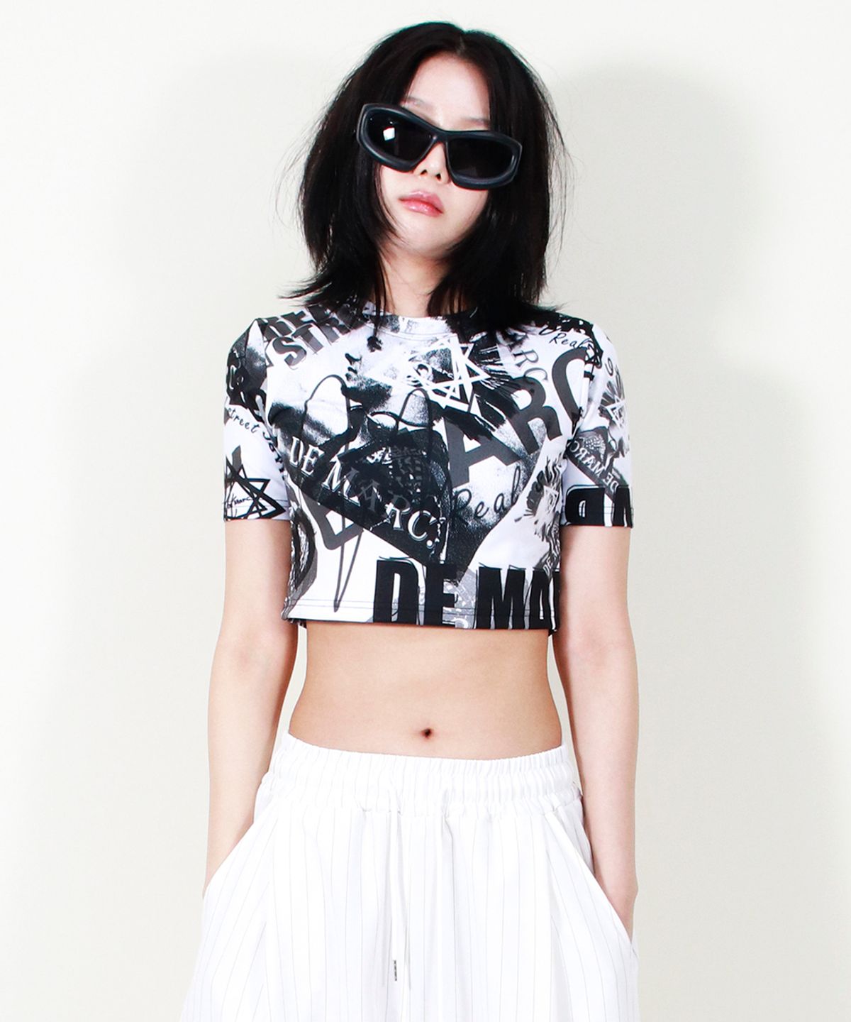 드마크(DEMARC) PUNK GRAFFITI GRAPHIC CROP T-SHIRT SHORT SLEEVE