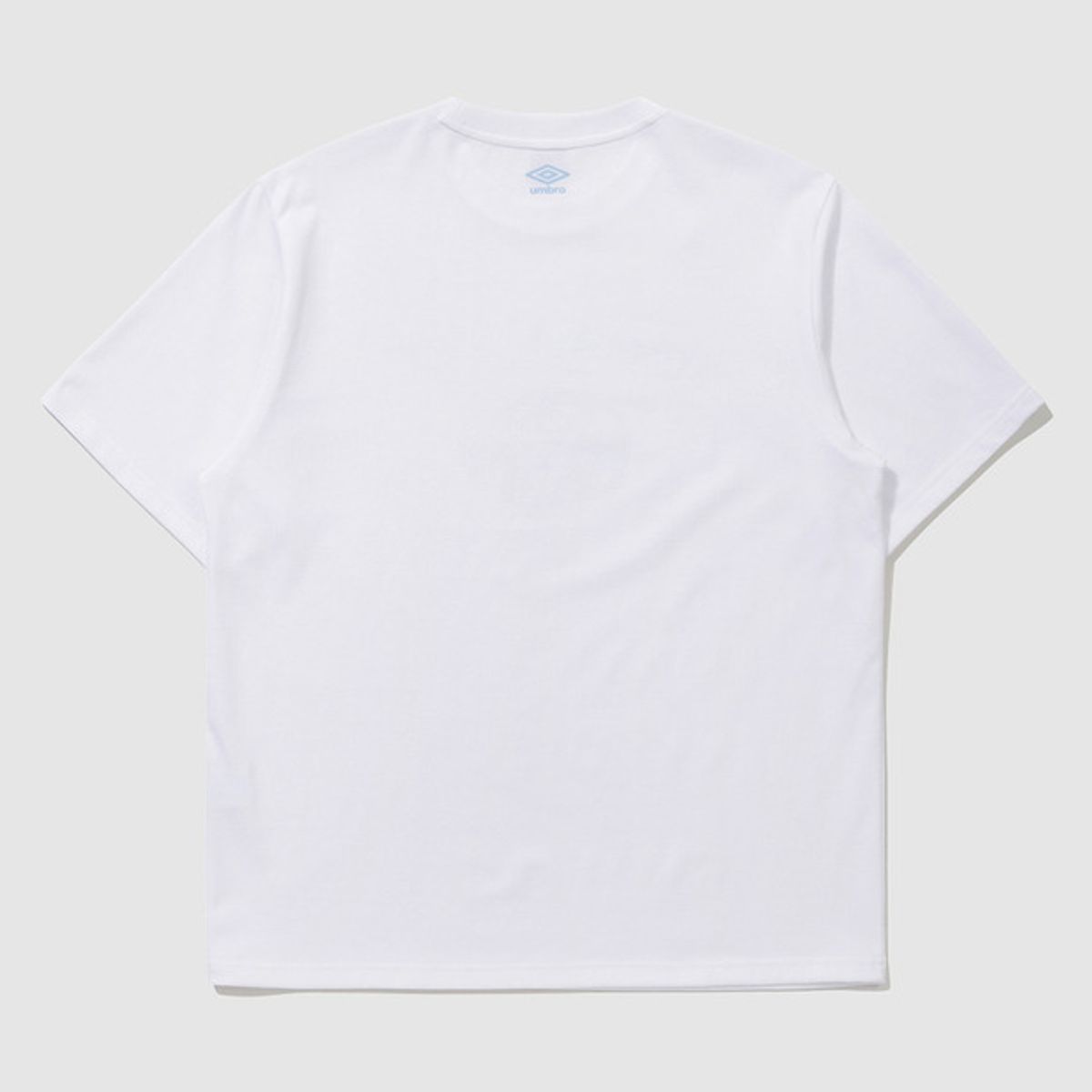엄브로(UMBRO) 비치클럽 아치 레터링 그래픽 반팔 티셔츠 화이트(UQ223CRS51)