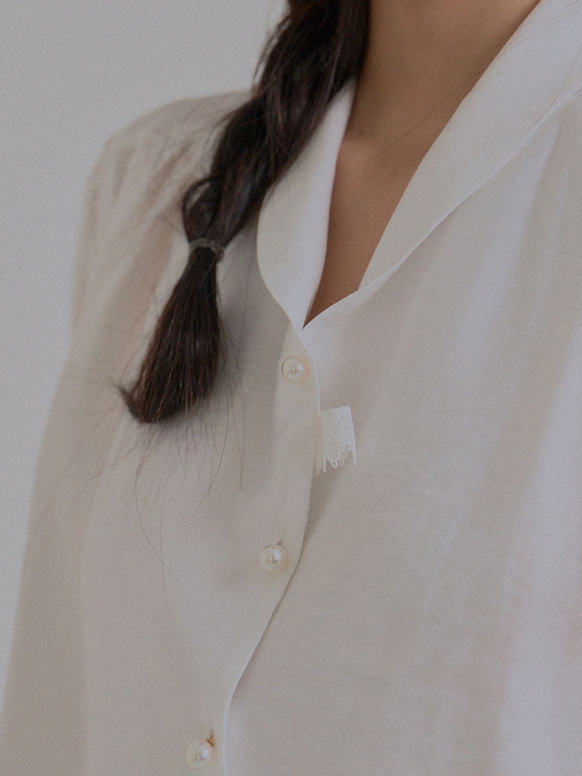 쏘리, 투 머치 러브(SORRY, TOO MUCH LOVE) Blanc Petal Classic Blouse_White