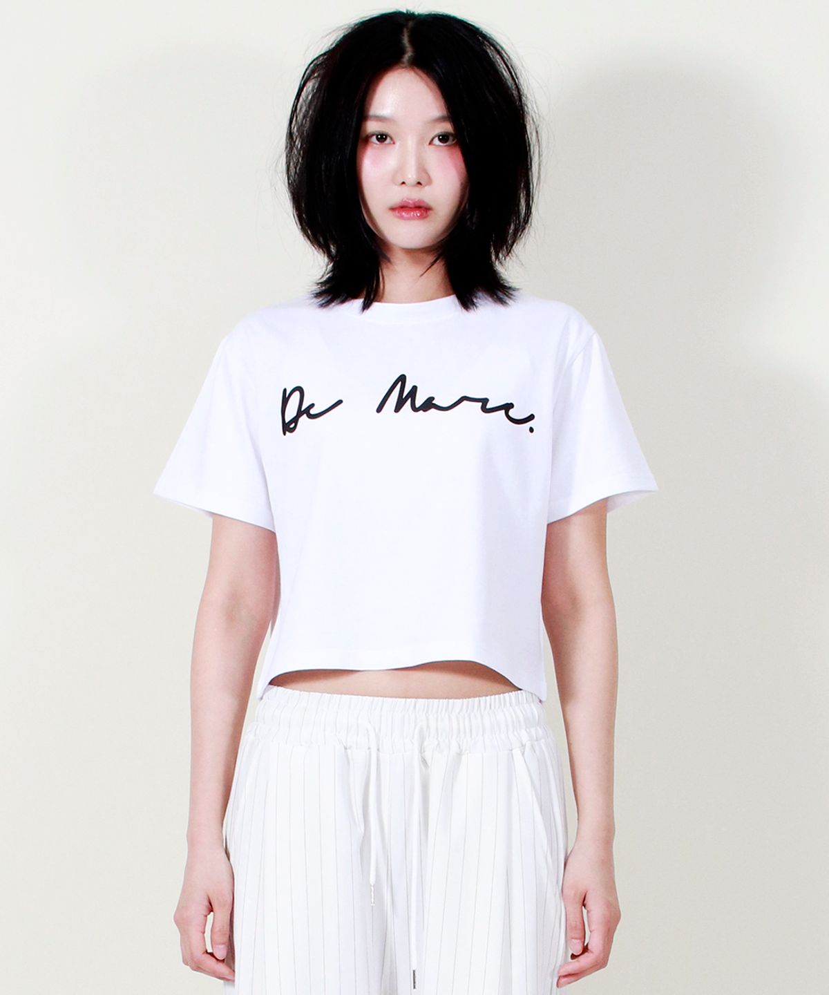 드마크(DEMARC) ROUGH WRITING TEXT-LOGO CROP T-SHIRT WHITE