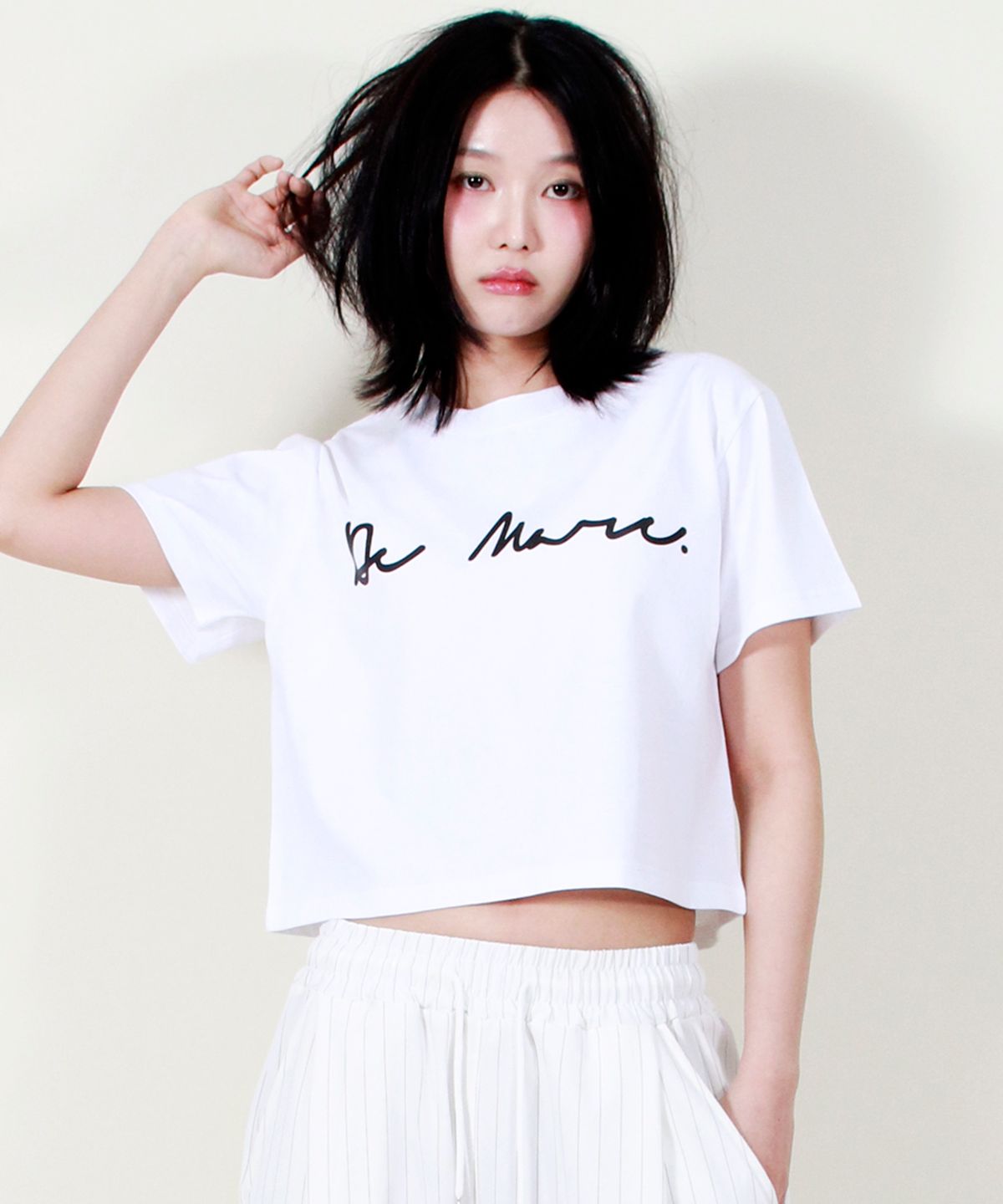드마크(DEMARC) ROUGH WRITING TEXT-LOGO CROP T-SHIRT WHITE