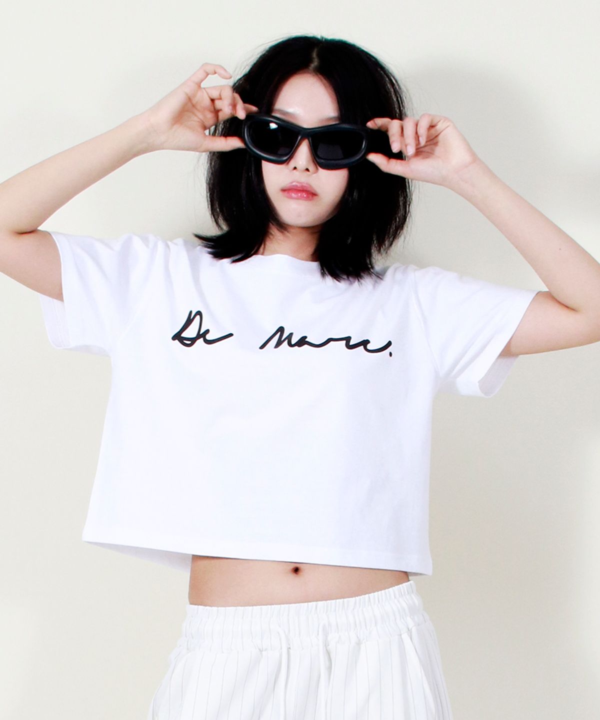 드마크(DEMARC) ROUGH WRITING TEXT-LOGO CROP T-SHIRT WHITE