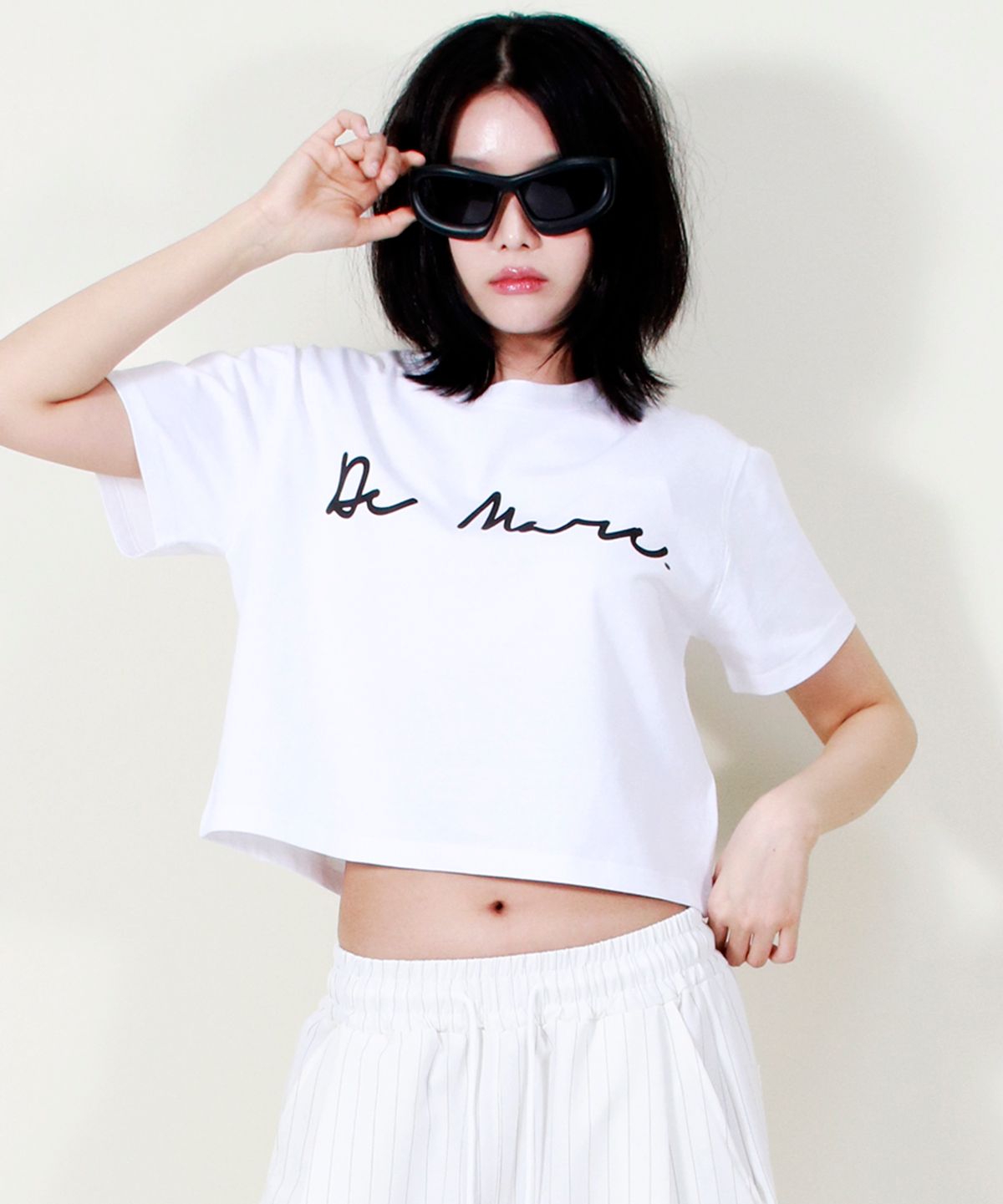 드마크(DEMARC) ROUGH WRITING TEXT-LOGO CROP T-SHIRT WHITE