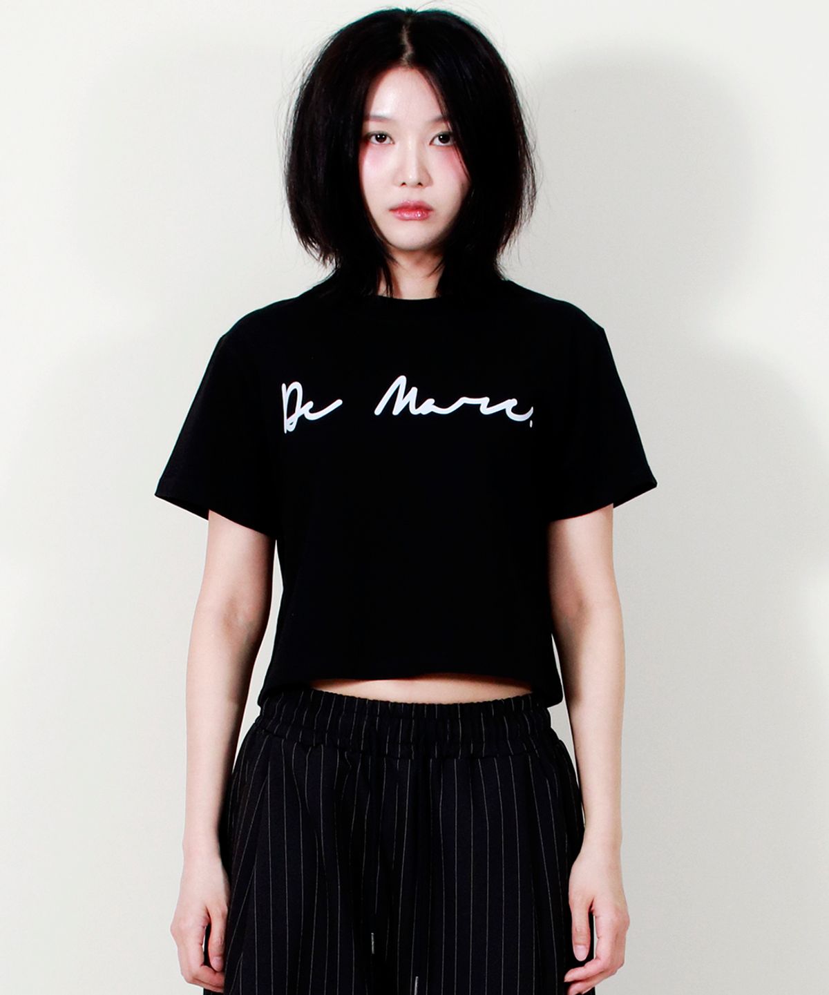 드마크(DEMARC) ROUGH WRITING TEXT-LOGO CROP T-SHIRT BLACK