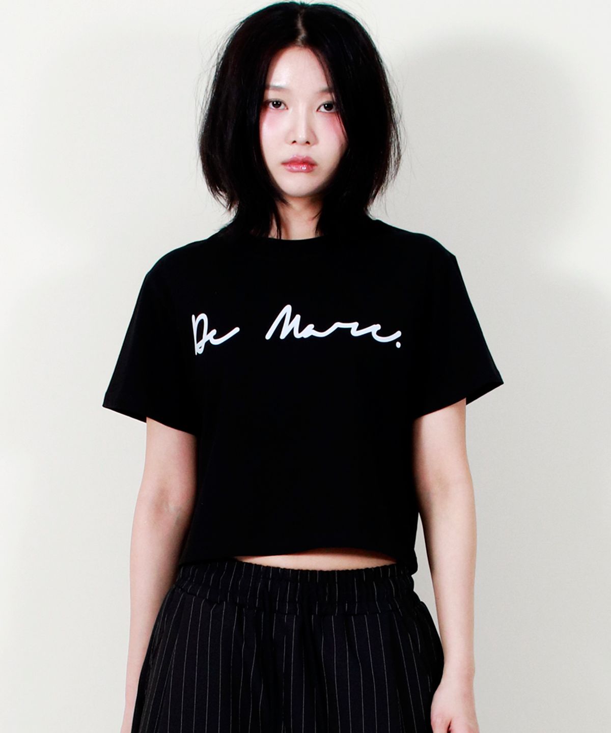 드마크(DEMARC) ROUGH WRITING TEXT-LOGO CROP T-SHIRT BLACK