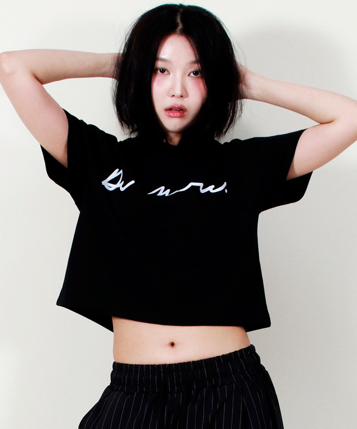 드마크(DEMARC) ROUGH WRITING TEXT-LOGO CROP T-SHIRT BLACK