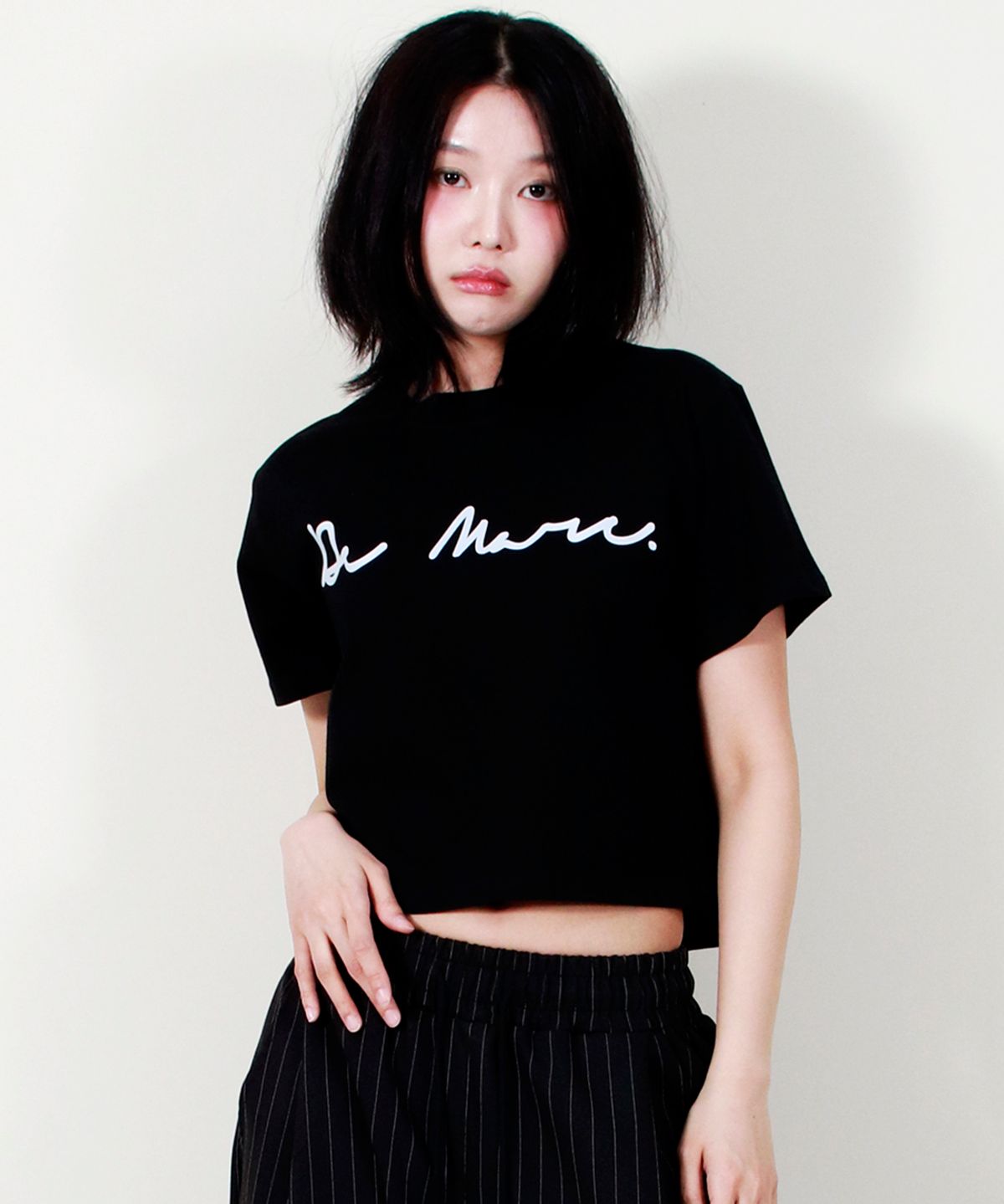 드마크(DEMARC) ROUGH WRITING TEXT-LOGO CROP T-SHIRT BLACK