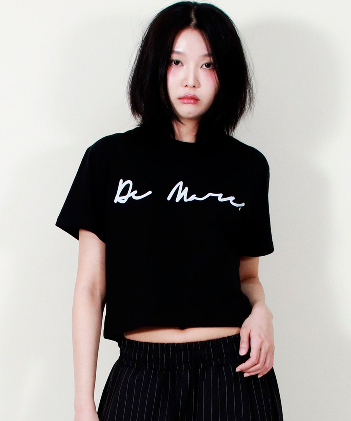 드마크(DEMARC) ROUGH WRITING TEXT-LOGO CROP T-SHIRT BLACK