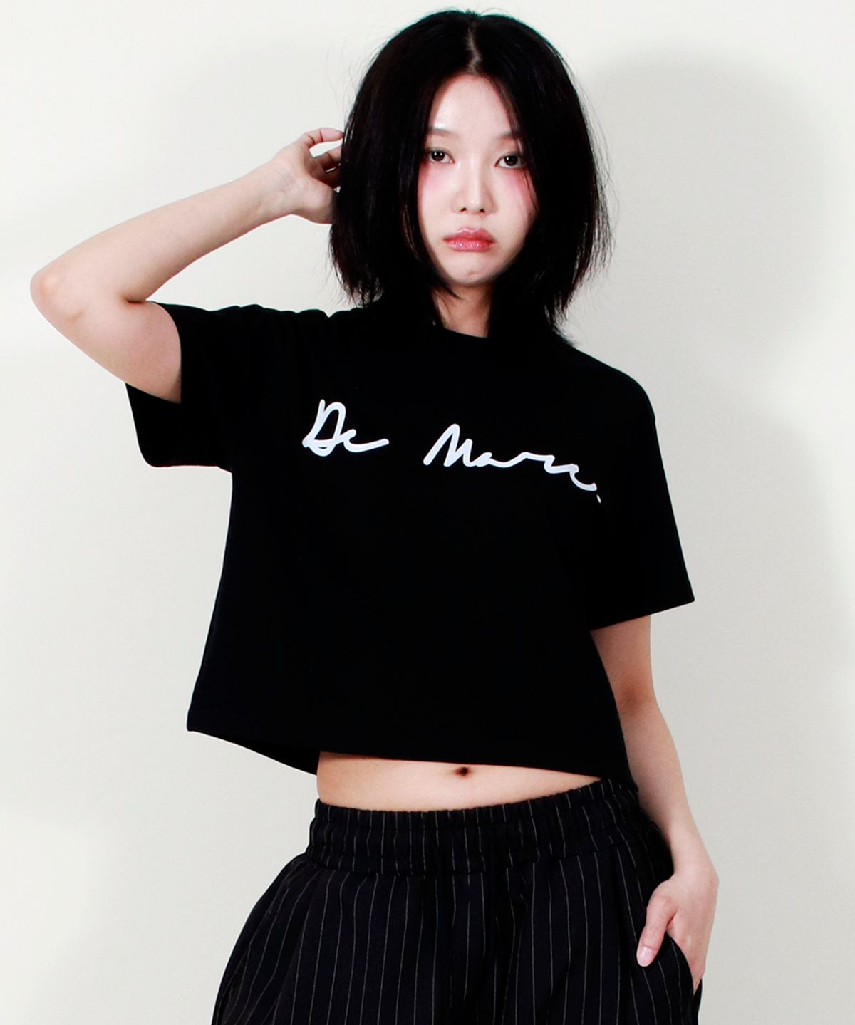 드마크(DEMARC) ROUGH WRITING TEXT-LOGO CROP T-SHIRT BLACK