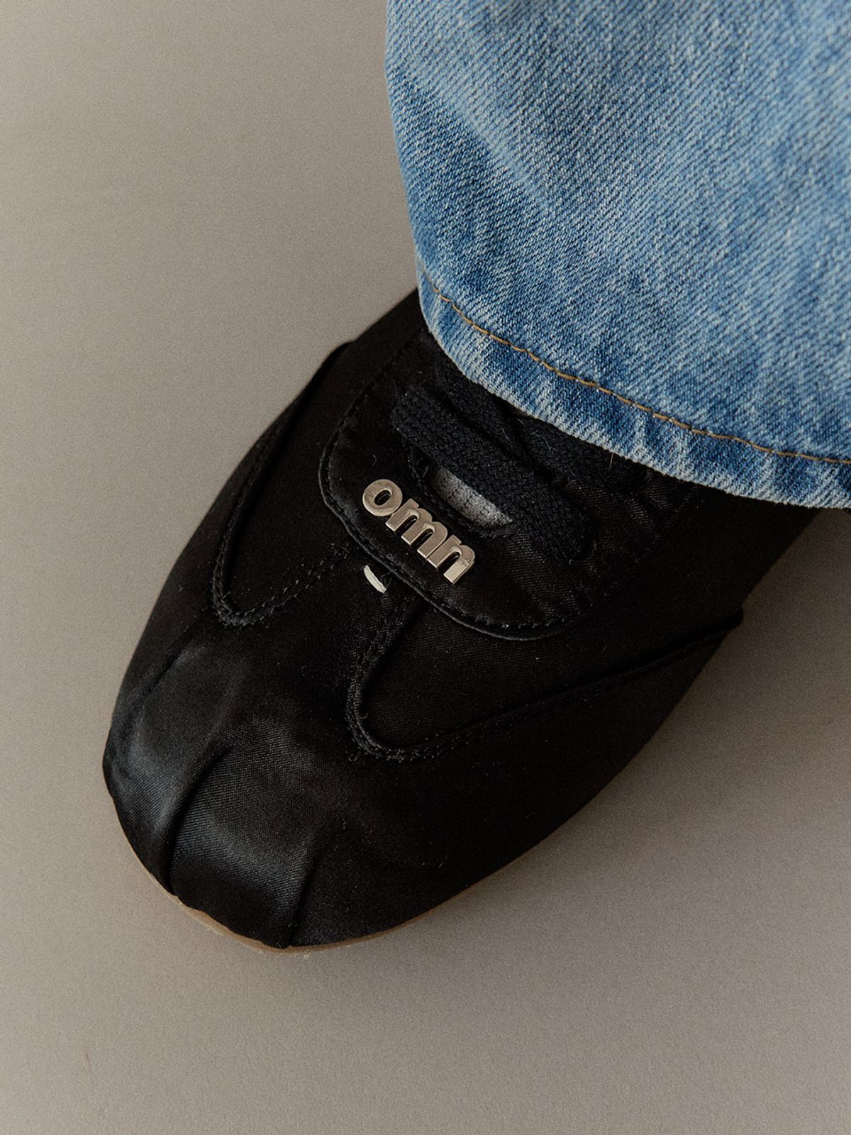 옴니포턴트(OMNIPOTENT) omn Satin sneakers _Black