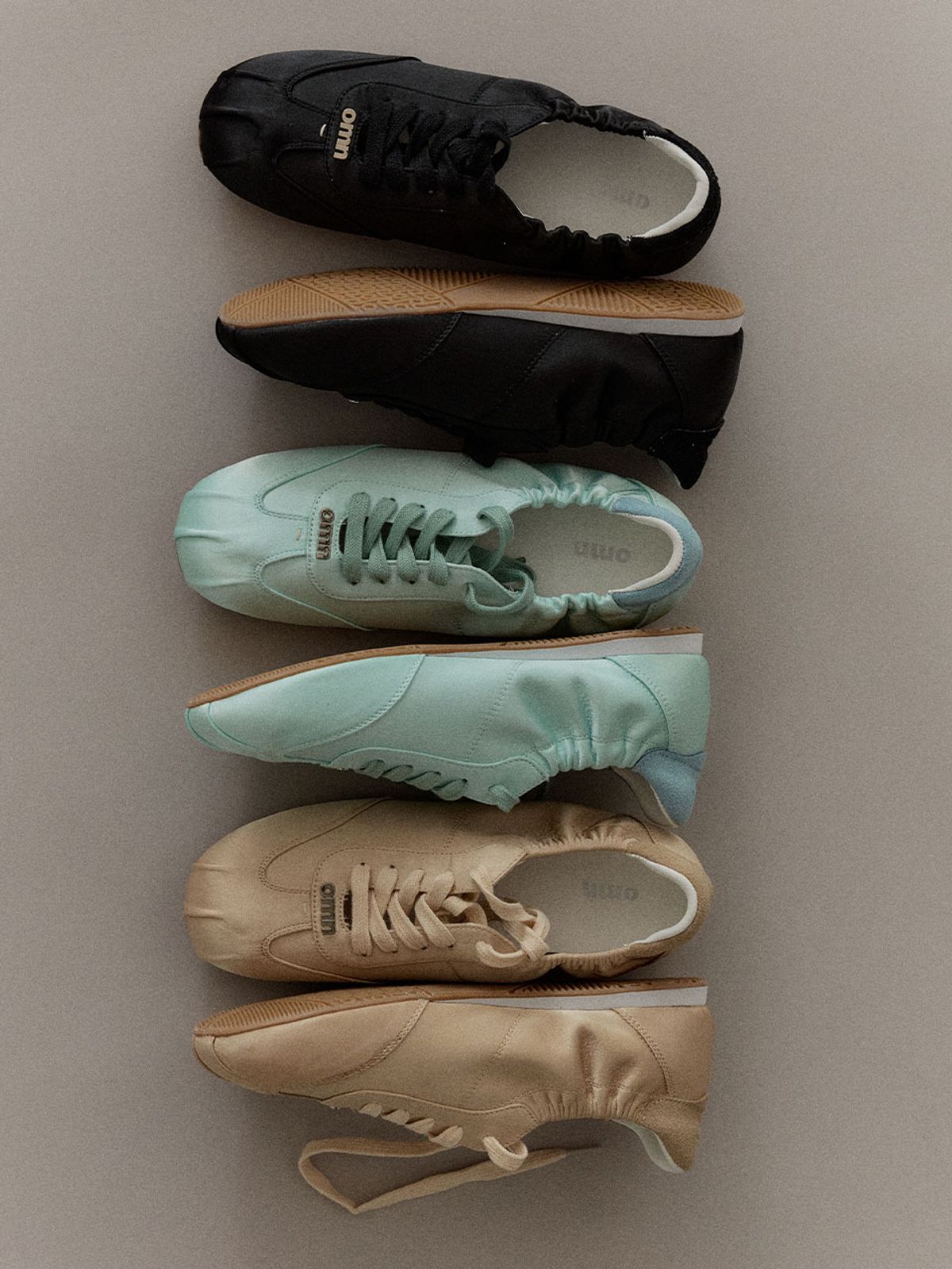 옴니포턴트(OMNIPOTENT) omn Satin sneakers _Beige