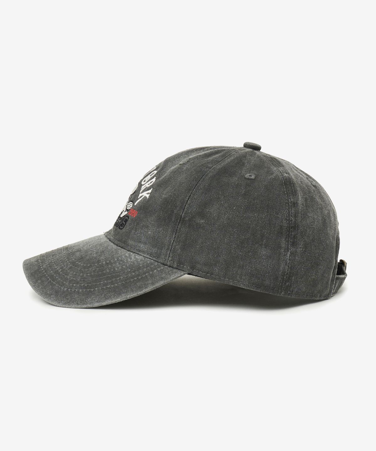 브이투(VTWO) 뉴욕 스누피 피그먼트 워시드 볼캡 (CHARCOAL)