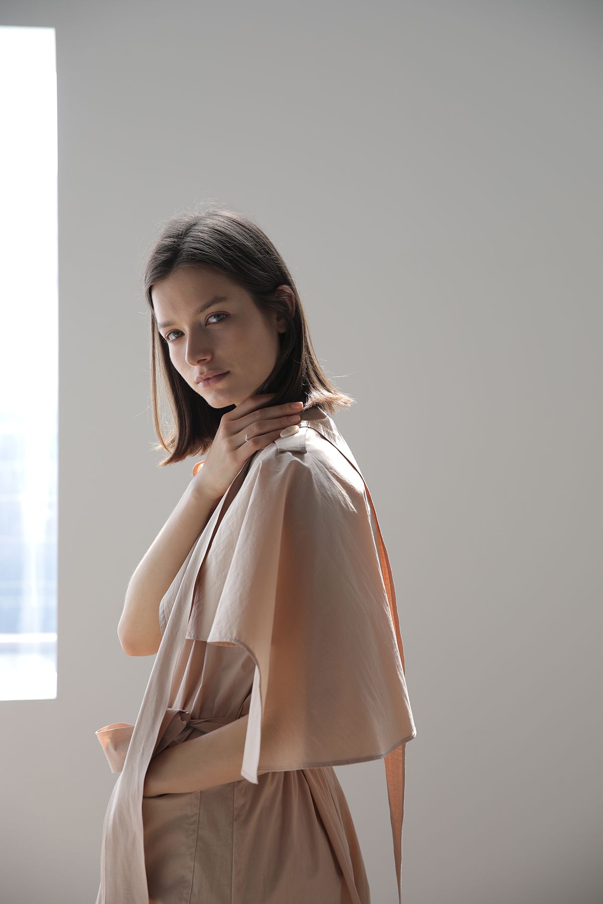 까이에(CAHIERS) 루즈핏 케이프 더블 트렌치코트