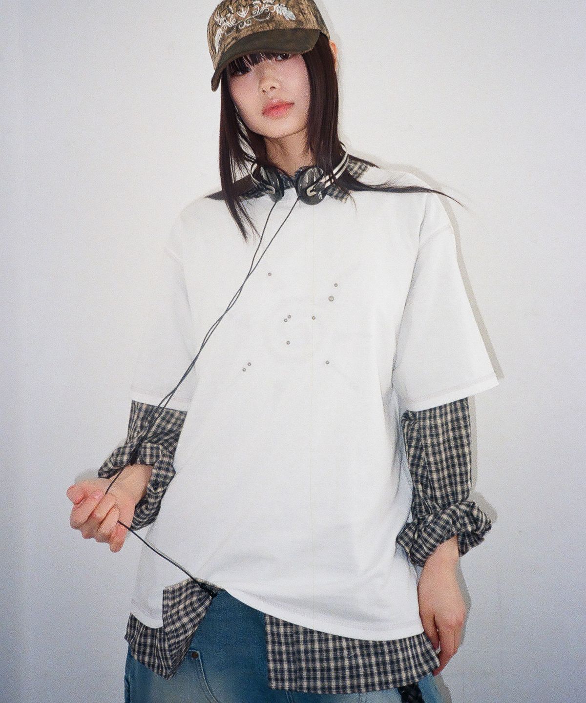 아캄(AAKAM) Studded Sun Half Top (White)