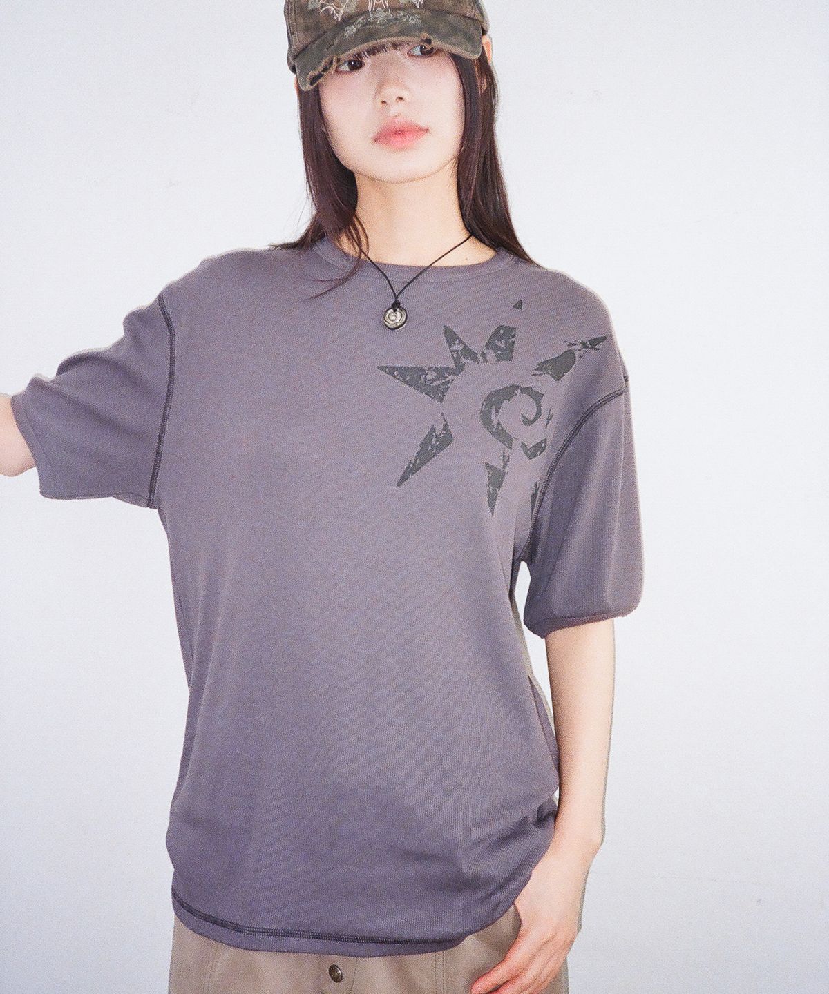 아캄(AAKAM) Ribbed Star Ringer Top (Dark Gray)
