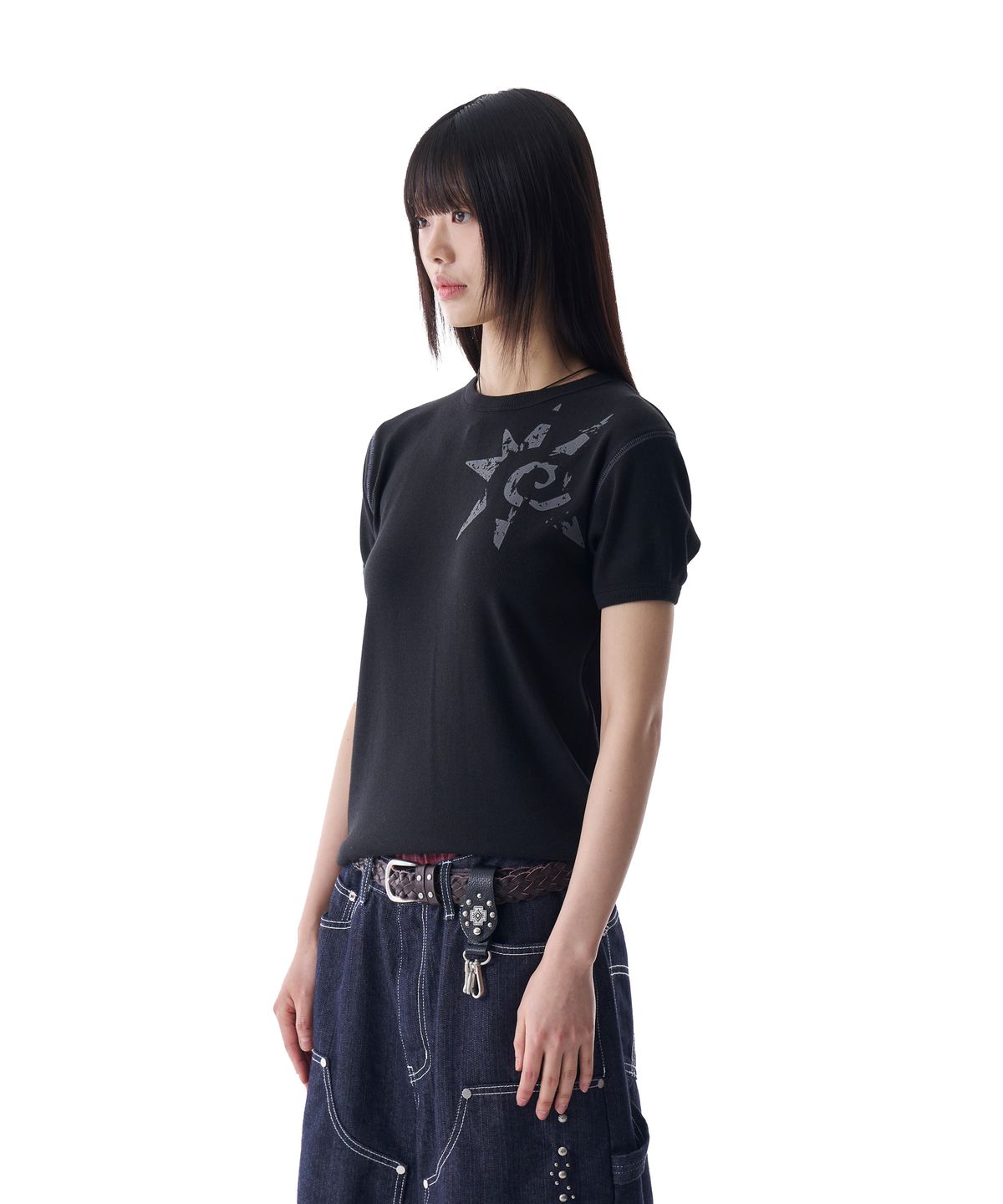 아캄(AAKAM) Ribbed Star Ringer Top (Black)