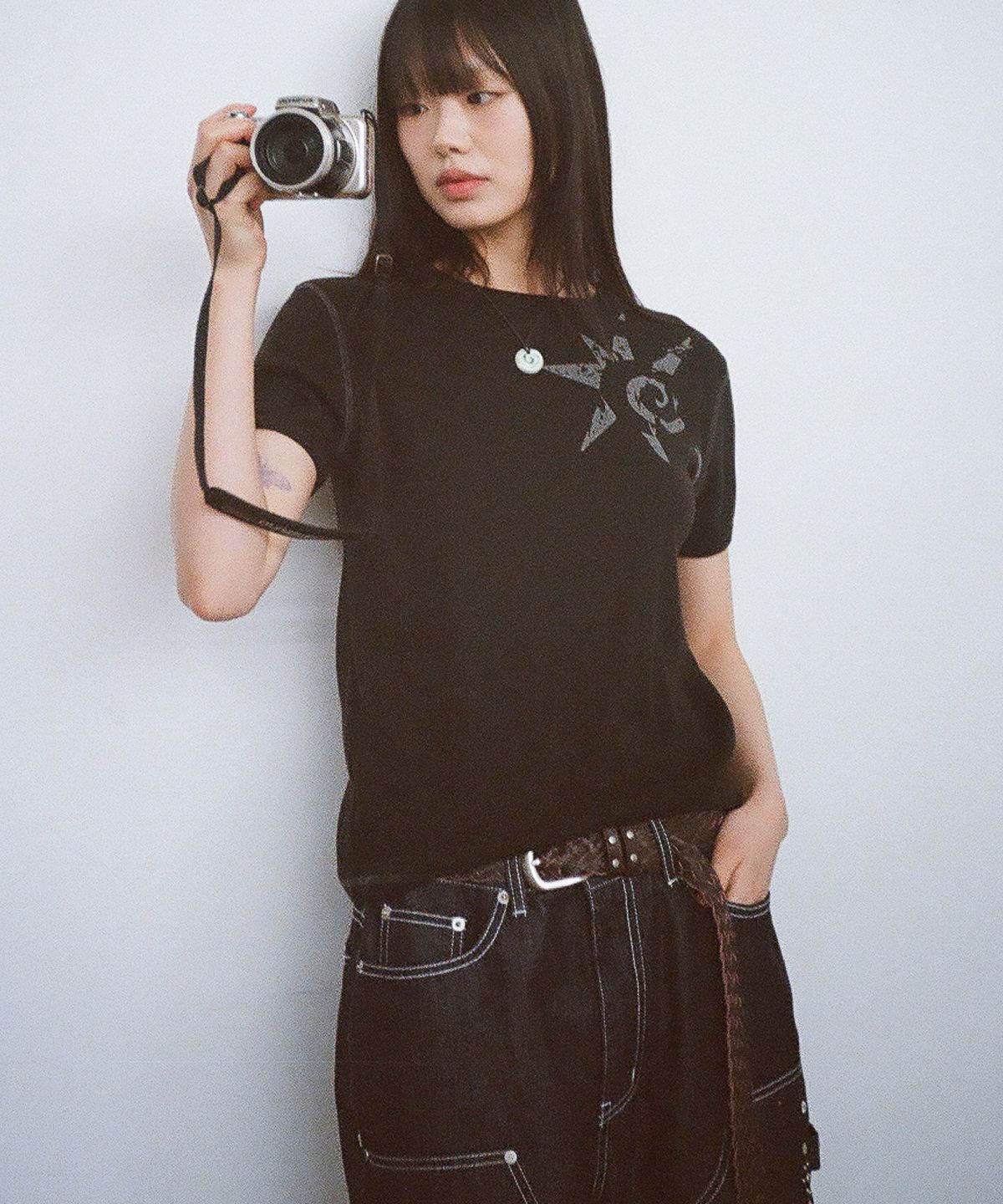 아캄(AAKAM) Ribbed Star Ringer Top (Black)