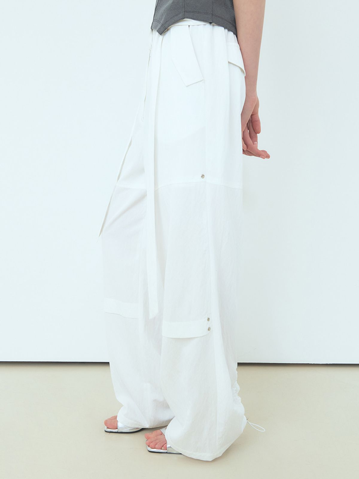 에트몽(ETMON) Back String Snap Pants White