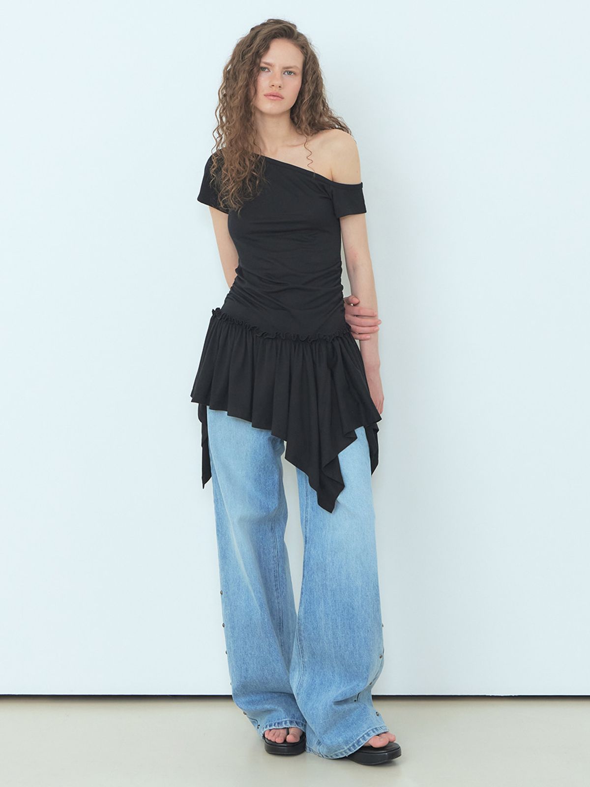 에트몽(ETMON) One-Shoulder Frill Mini Dress Black