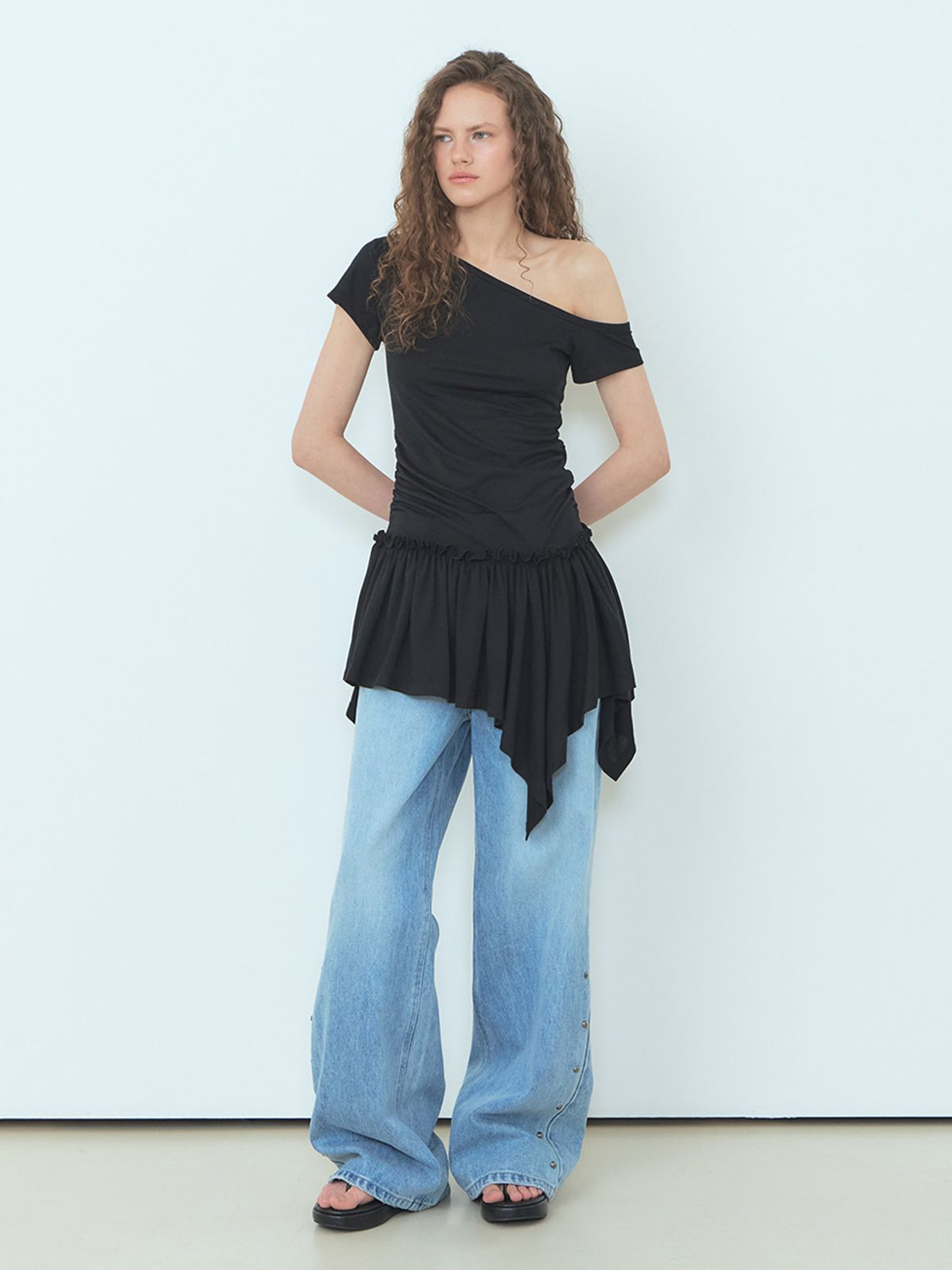 에트몽(ETMON) One-Shoulder Frill Mini Dress Black