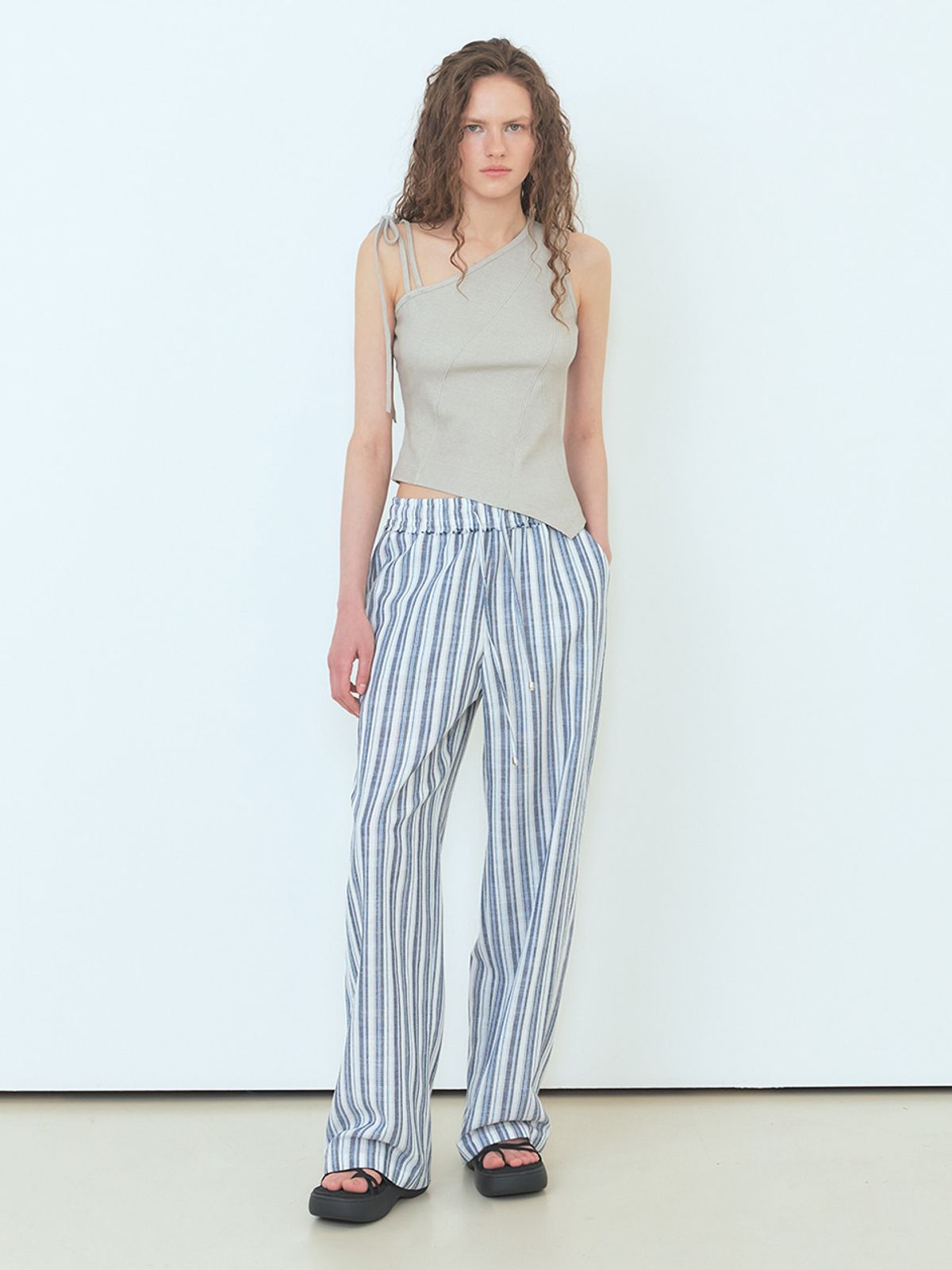 에트몽(ETMON) One-Shoulder Strap Top Khaki Grey