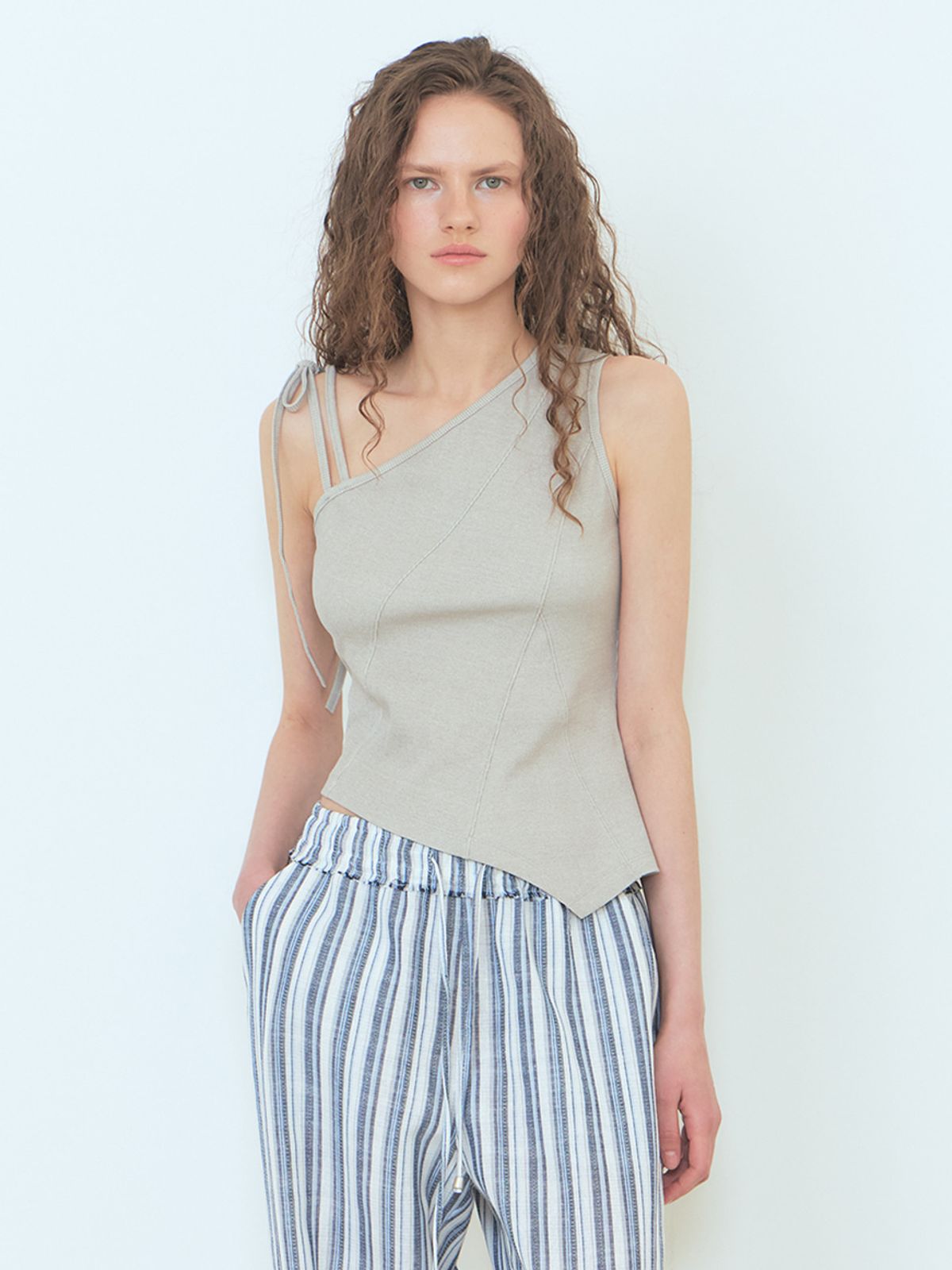 에트몽(ETMON) One-Shoulder Strap Top Khaki Grey
