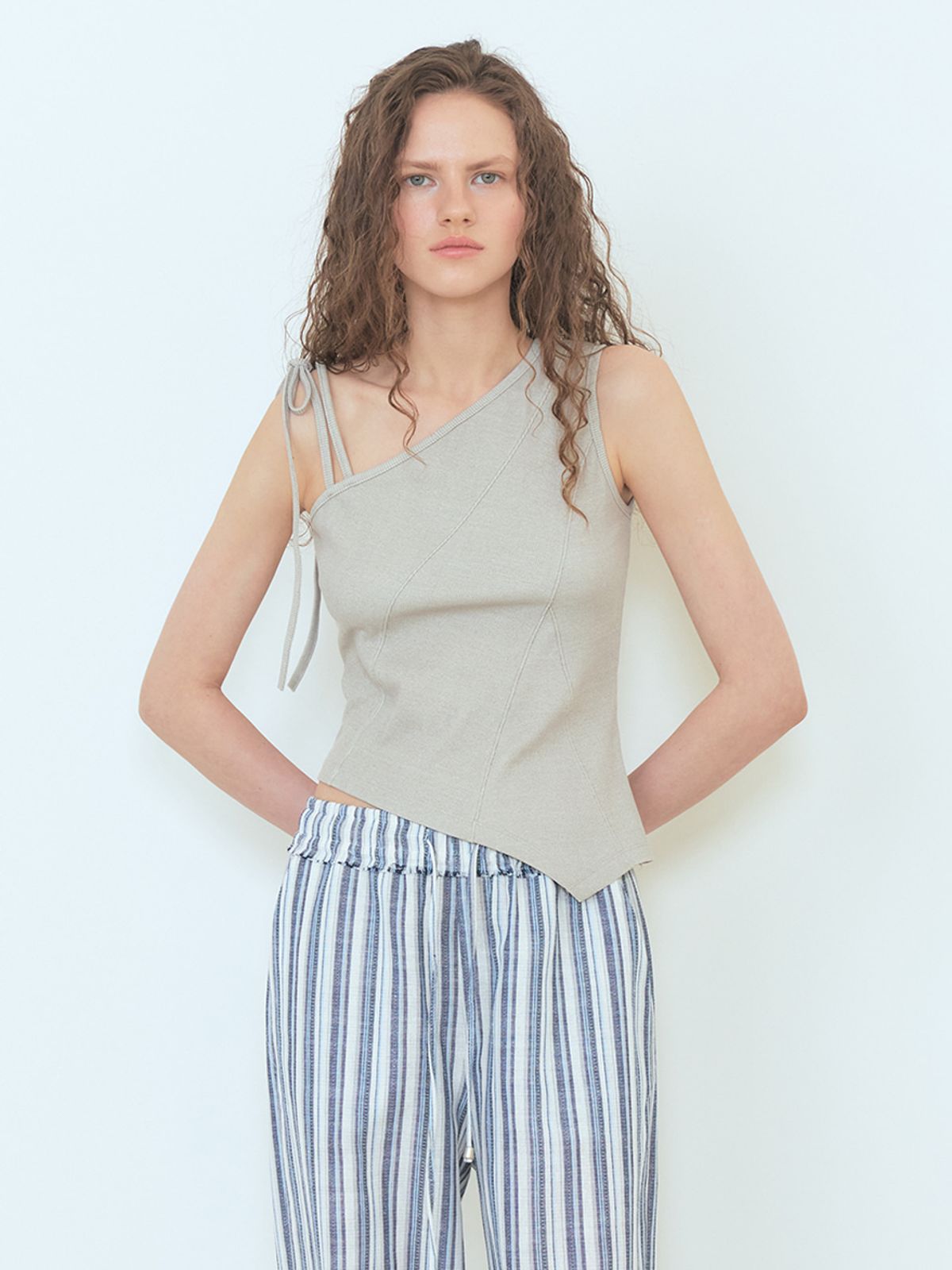 에트몽(ETMON) One-Shoulder Strap Top Khaki Grey