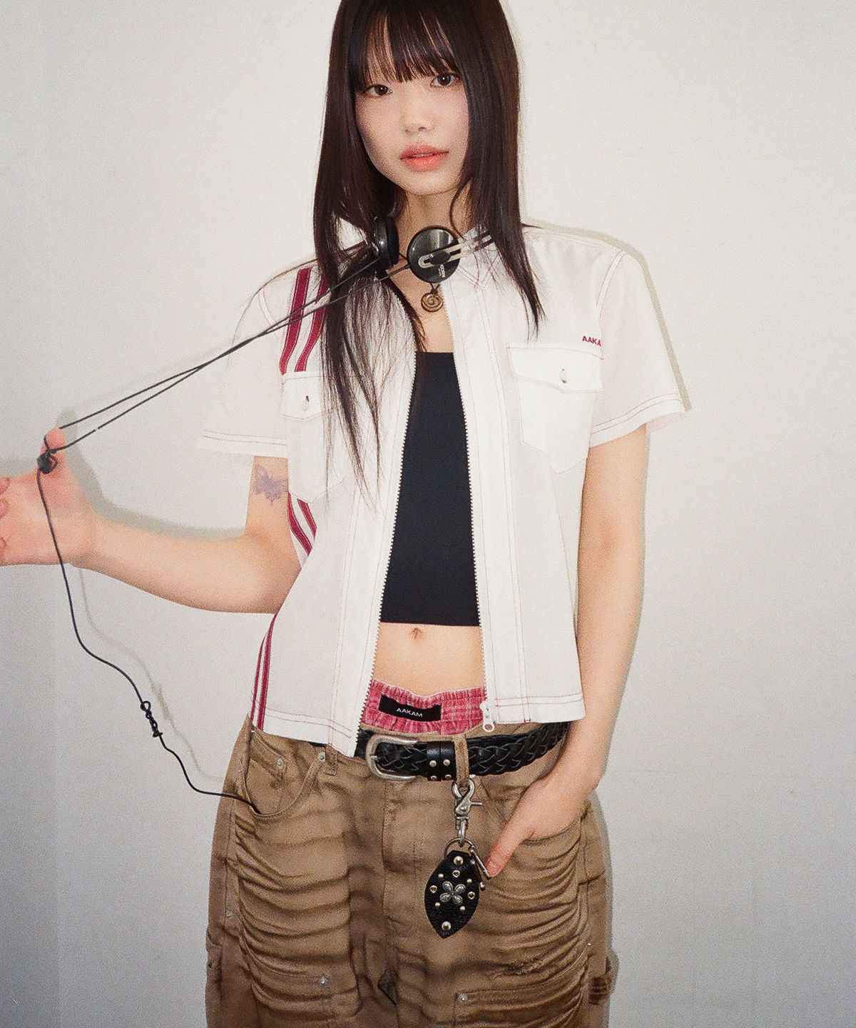 아캄(AAKAM) 2-Lined Zip-Up Half Shirts (White)