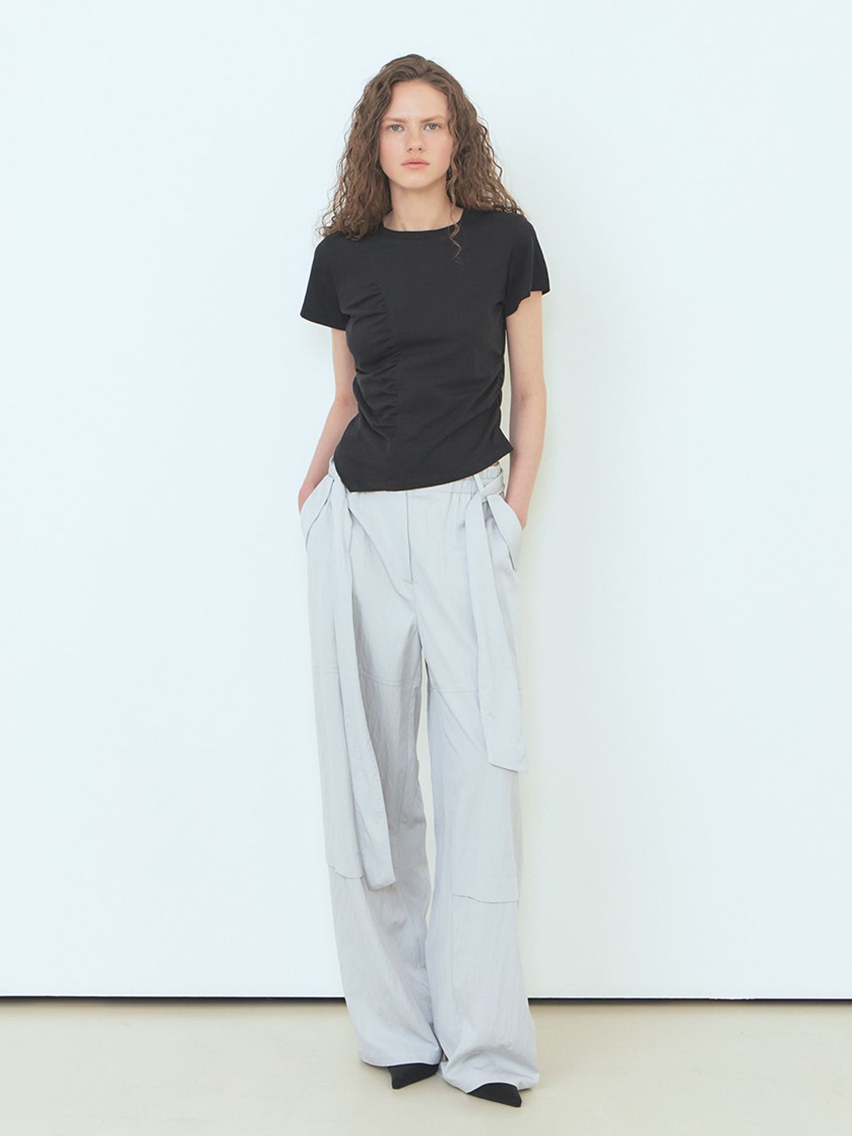 에트몽(ETMON) Curved Shirring T-Shirt Black