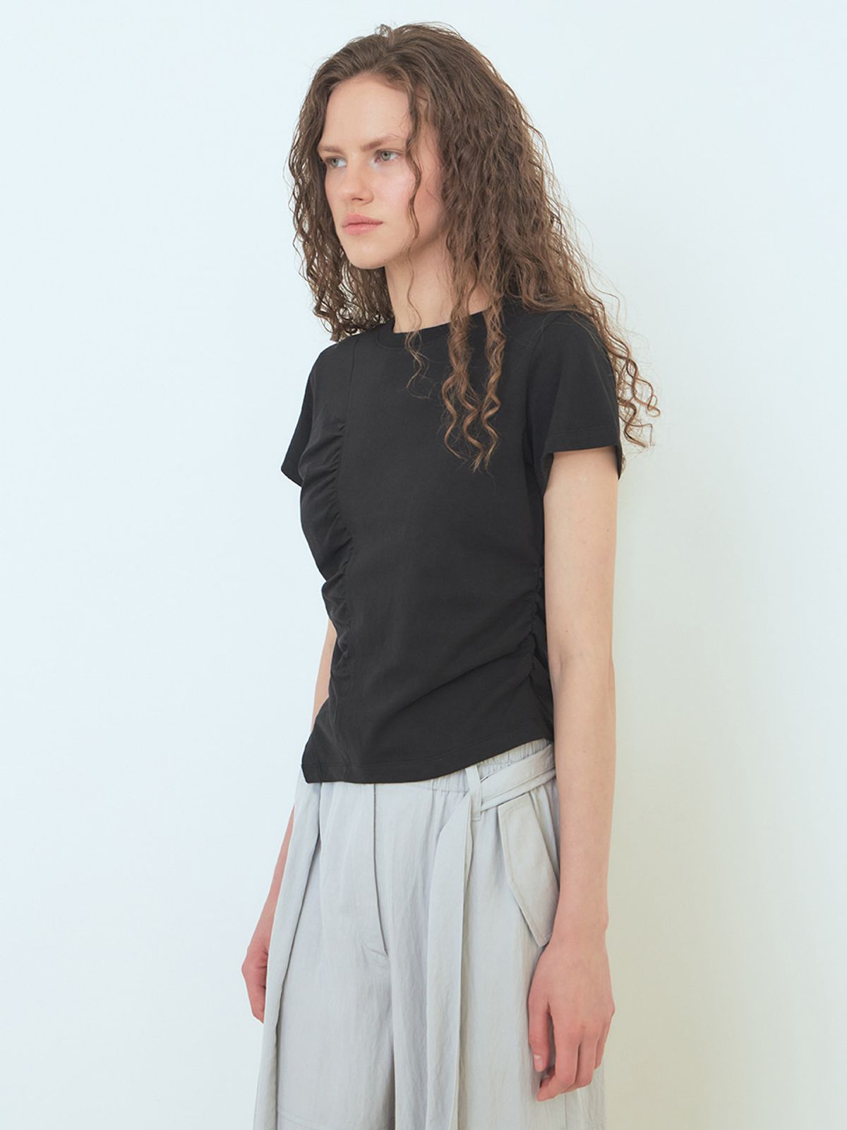 에트몽(ETMON) Curved Shirring T-Shirt Black