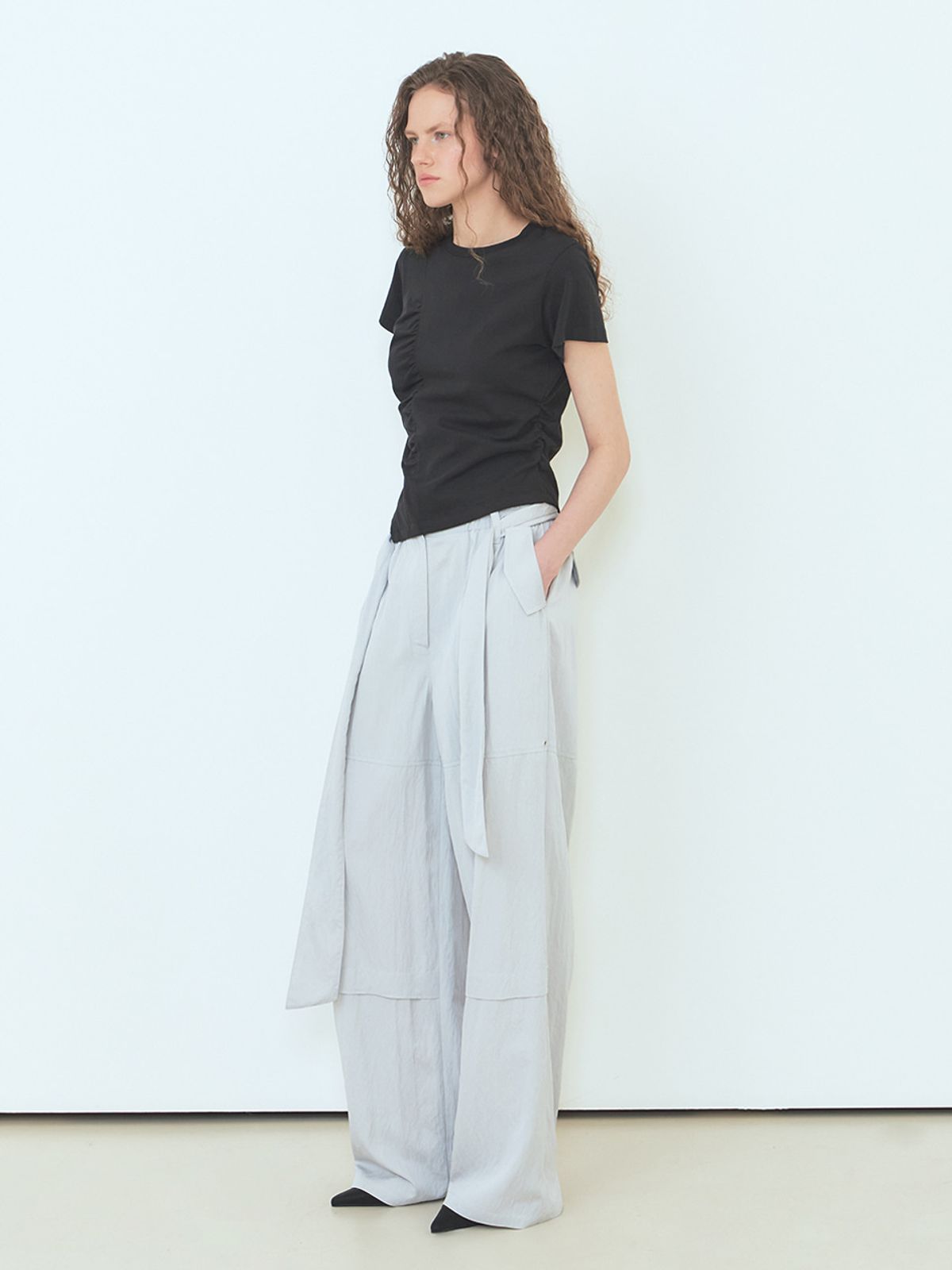에트몽(ETMON) Curved Shirring T-Shirt Black