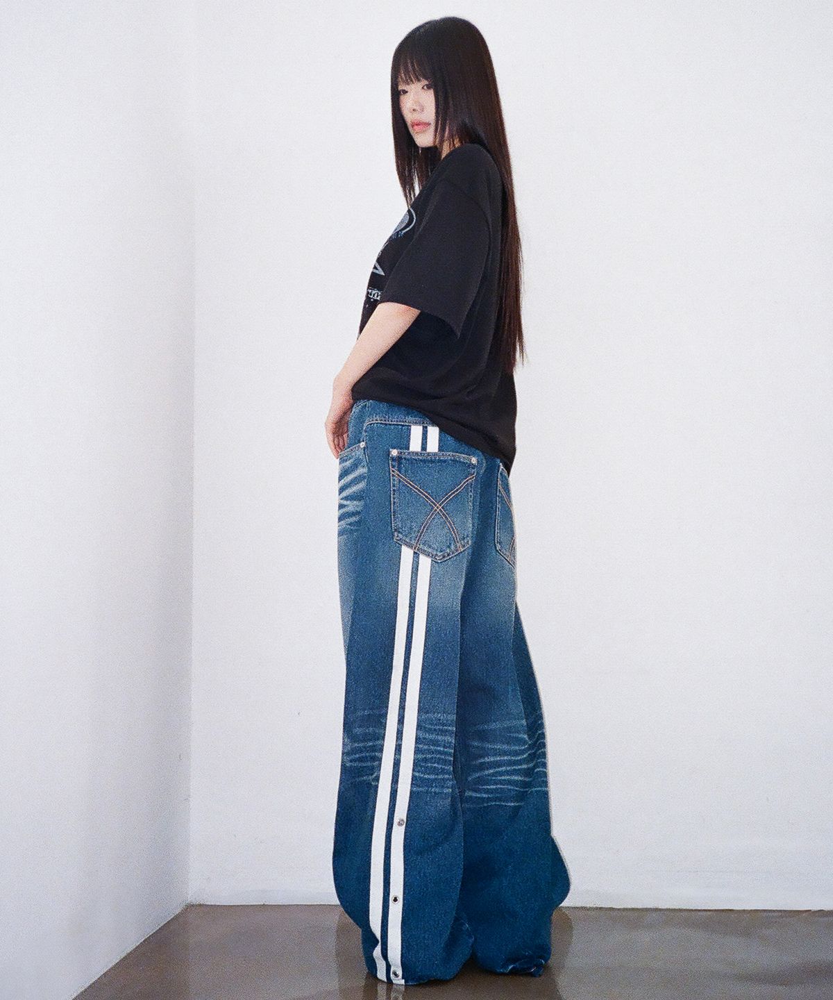 아캄(AAKAM) 2-Lined Eyelet Washed Denim Pants (Blue)
