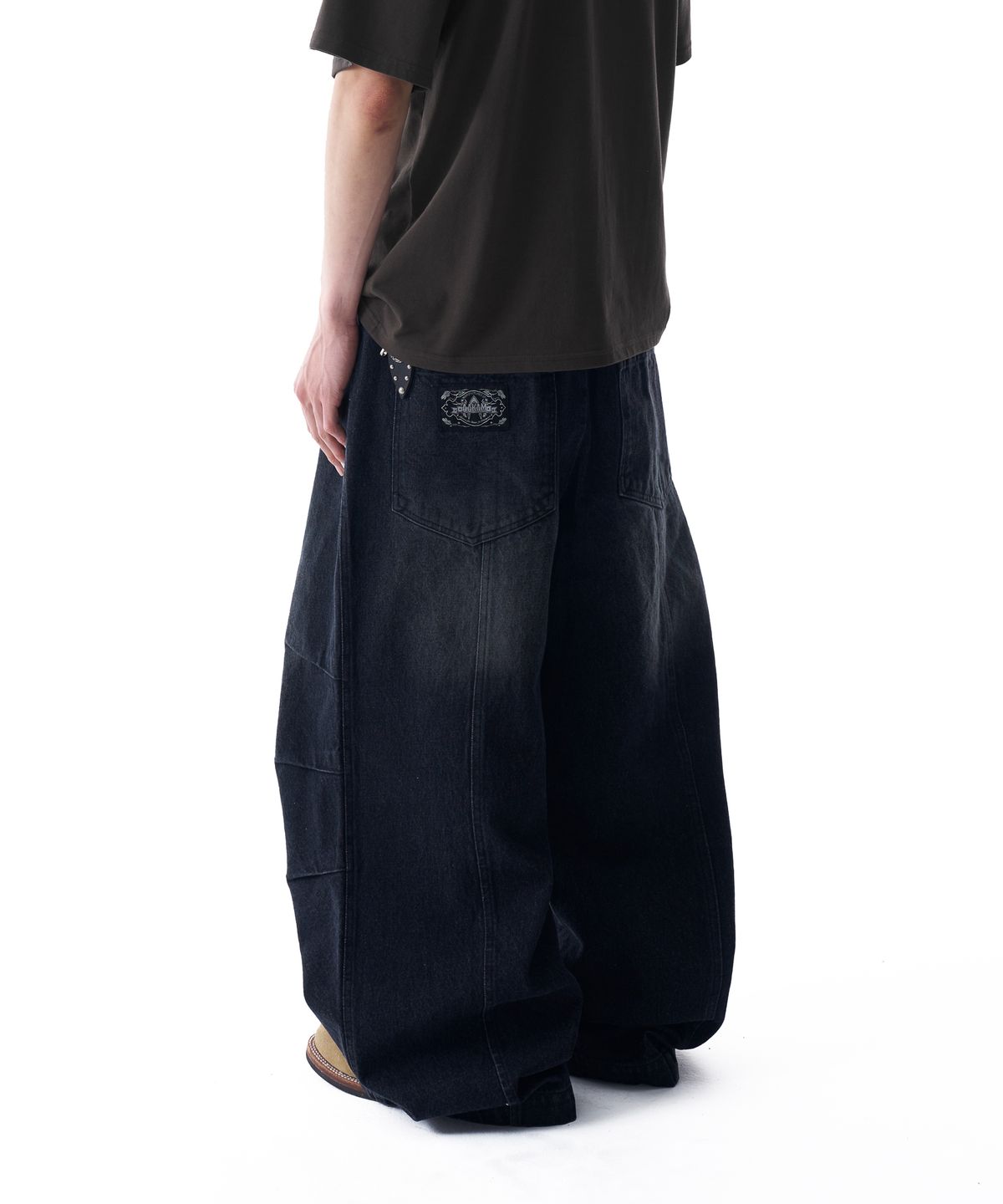 아캄(AAKAM) Knee Pin-tuck Washed Denim Pants (Black)