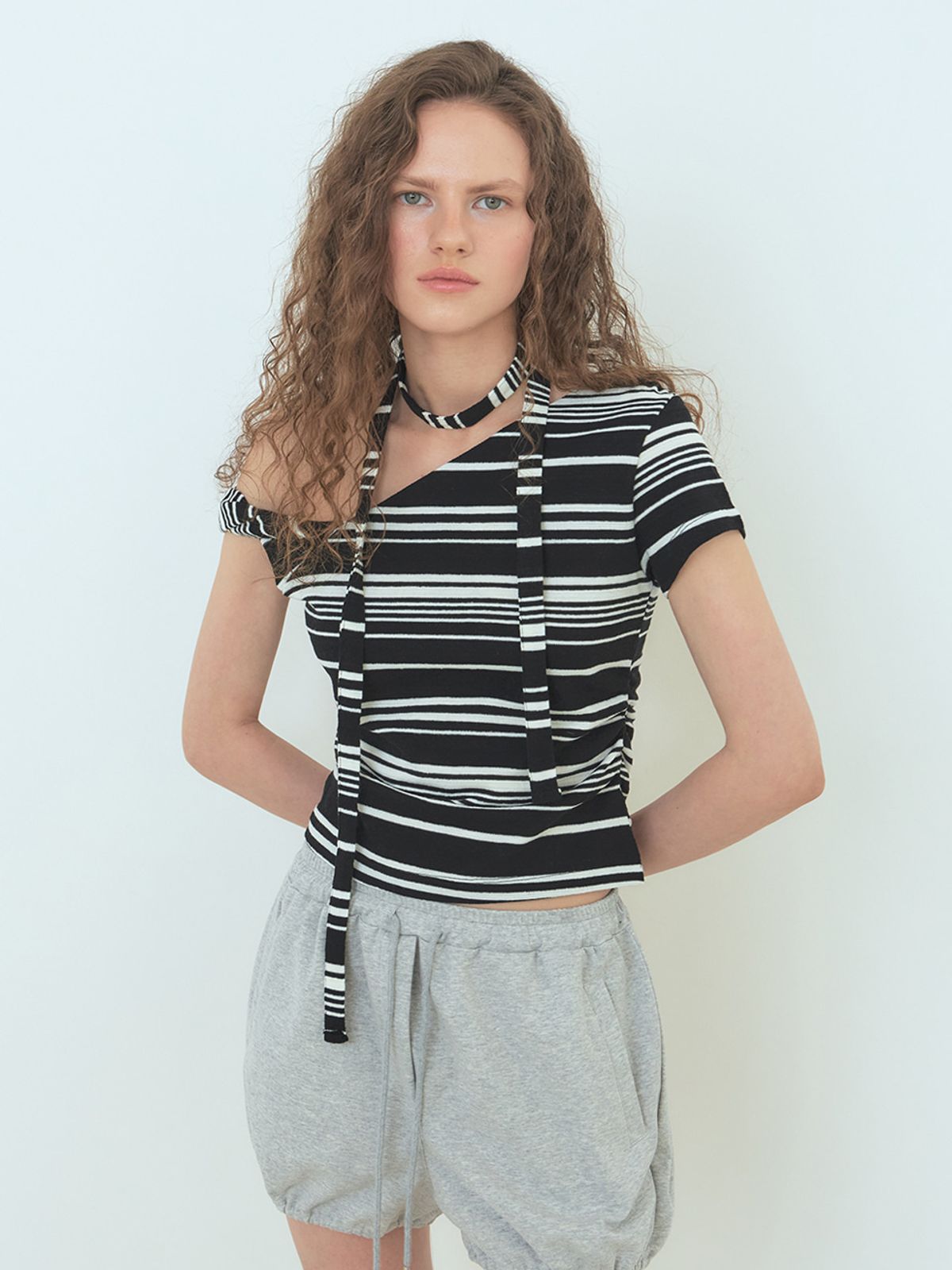 에트몽(ETMON) Stripe One-Shoulder T-Shirt Black
