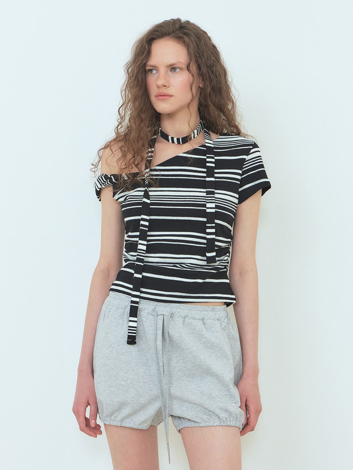 에트몽(ETMON) Stripe One-Shoulder T-Shirt Black